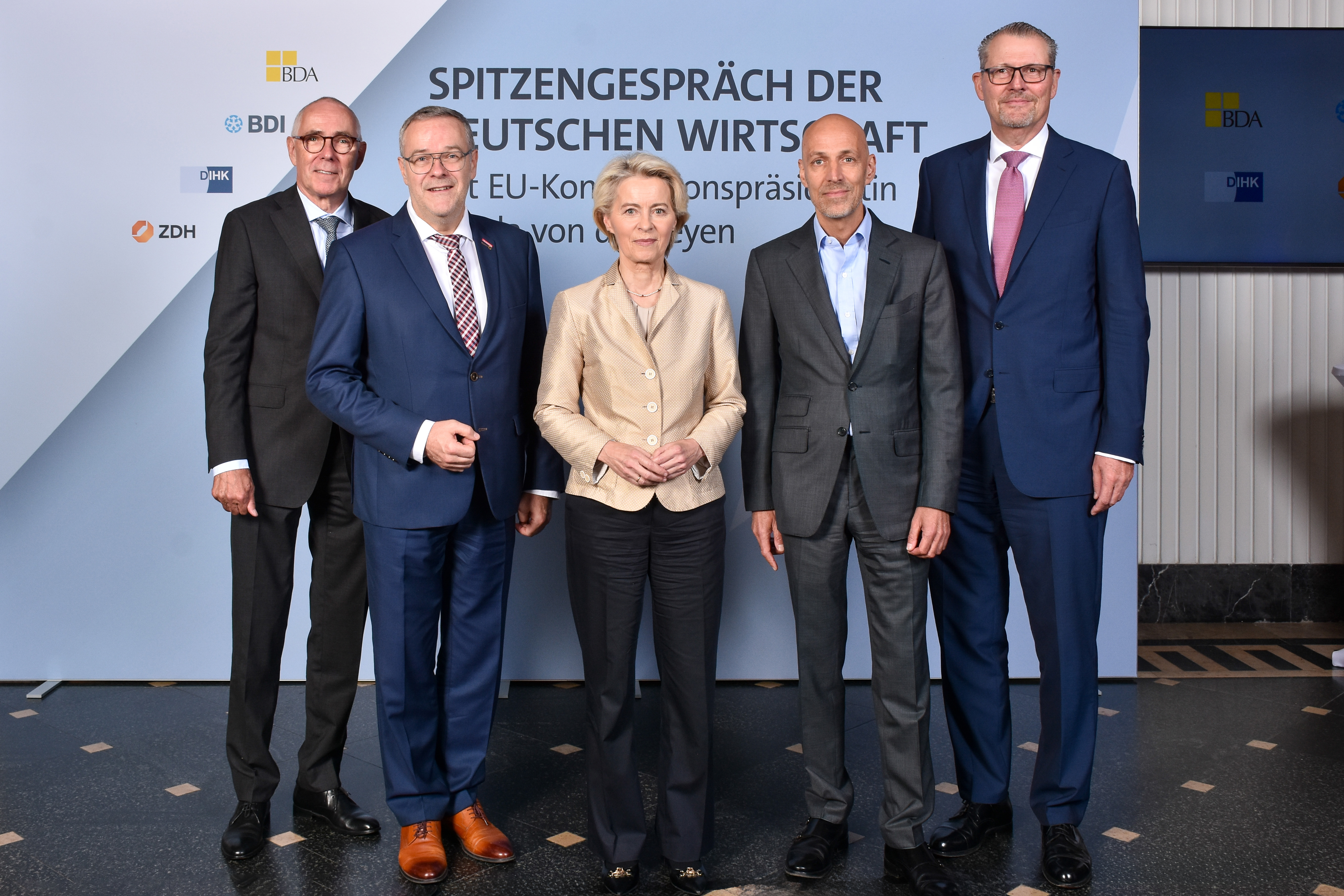 Ursular von der Leyen (M.) beim Spitzengespräch in Berlin mit Peter Adrian, Präsident der Deutschen Industrie- und Handelskammer (l.), Jörg Dittrich, Präsident des Zentralverbands des Deutschen Handwerks (2. v. l.), Peter Leibinger, Präsident des Bundesverbandes der Deutschen Industrie (2. v. r.), und Rainer Dulger, Präsident der Bundesvereinigung der Deutschen Arbeitgeberverbände (r.) Foto: © ZDH / Agentur Bildschön / Boris Trenkel