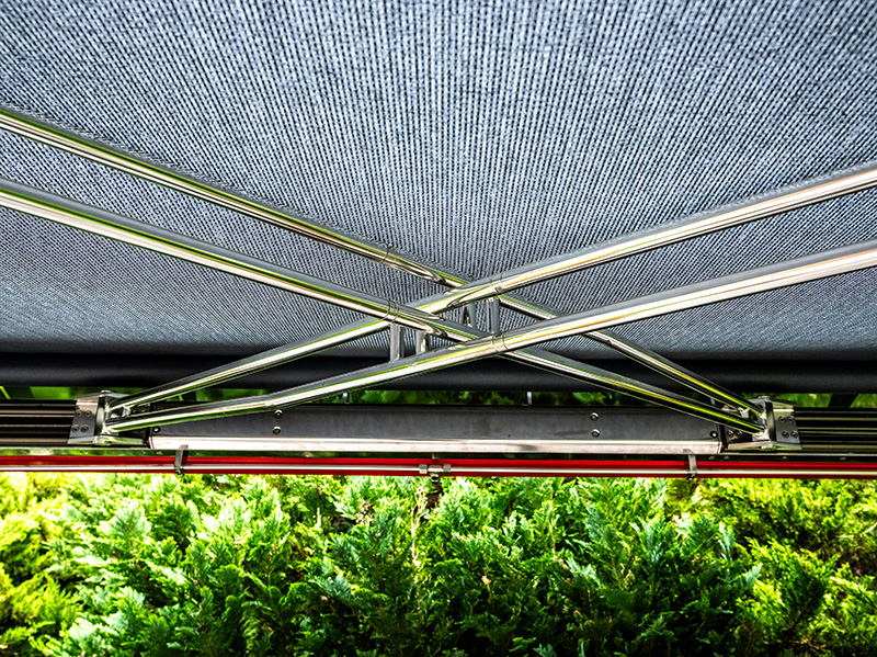 Erfrischende Innovation: Ein integriertes Sprühnebelsystem leitet Wasser durch die Markisenarme und sorgt über feine Düsen für kühlenden Nebel – ganz ohne Nasswerden. Ideal für heiße Tage mit spürbarer Klimaverbesserung, besonders im Mittelmeerraum. Foto: © Becker-Antriebe