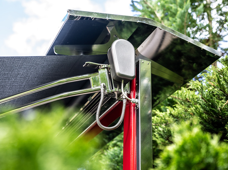 Das europaweit patentiertes Markisensystem wurde eigens für den maritimen Einsatz auf Yachten und Schiffen entwickelt – robust, funktional und elegant. Foto: © Becker-Antriebe