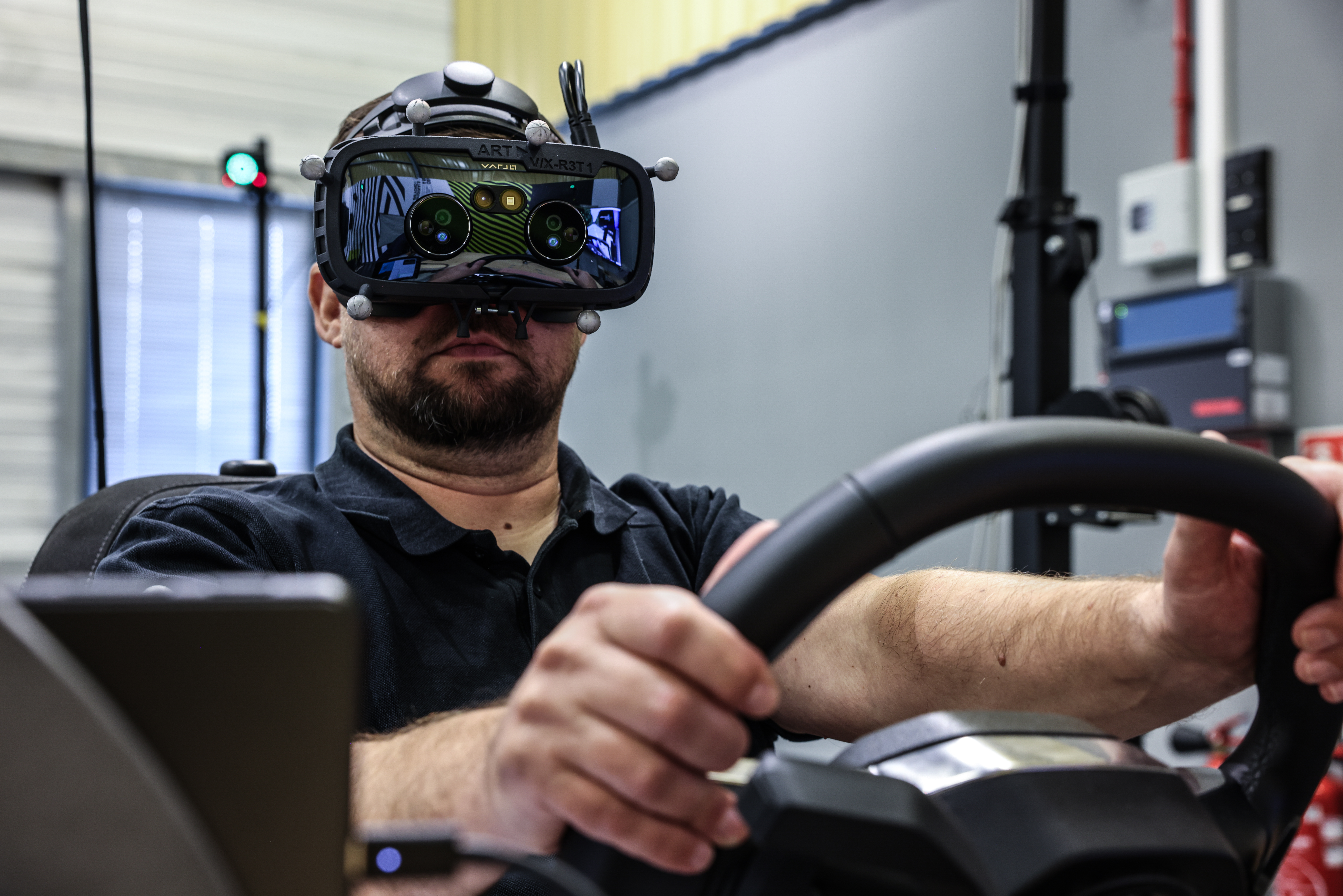 Mittels VR-Brille verschmelzen Software-Simulationen mit der Realität. Foto: © Renault