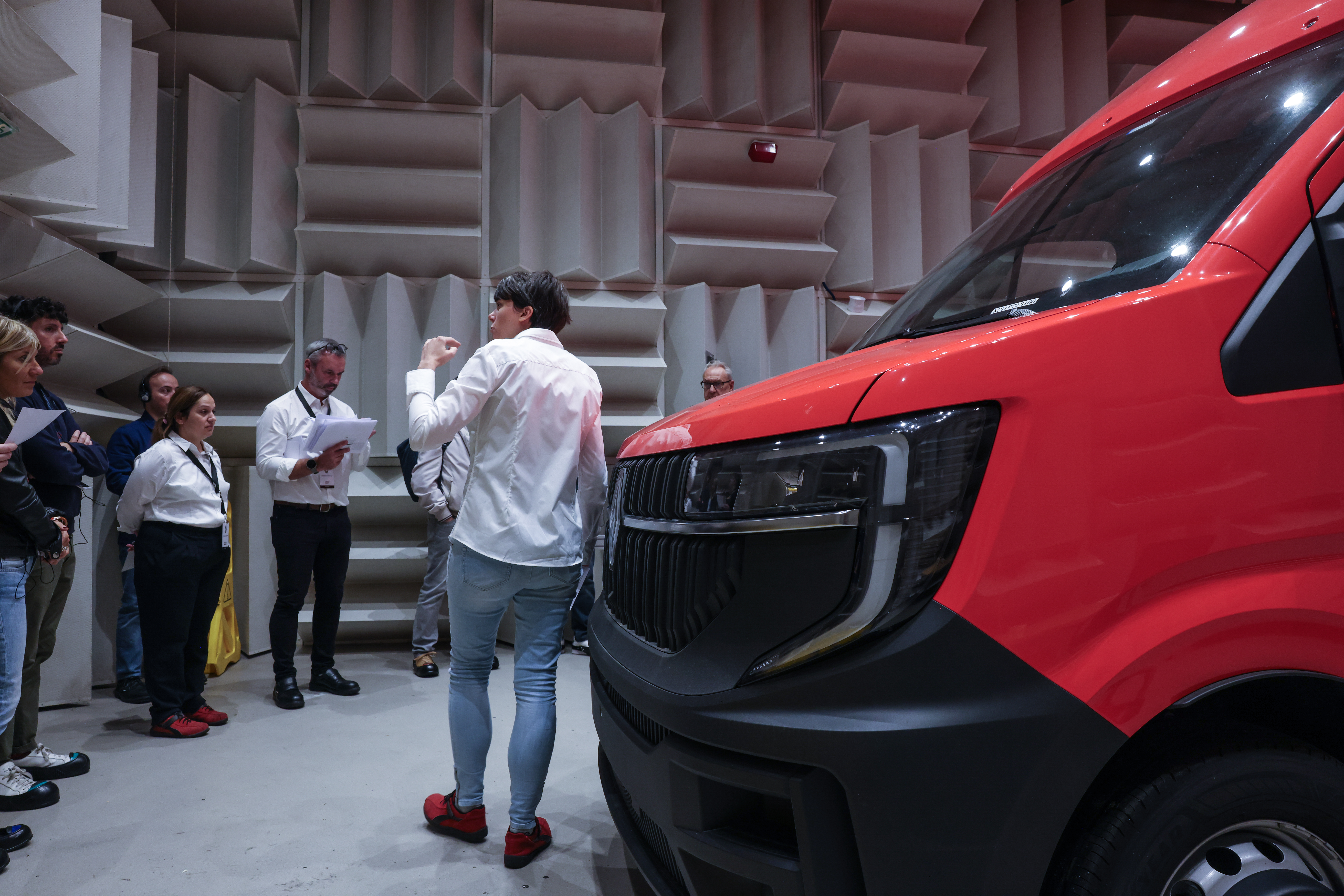 Ein Renault Master steht im Akustiklabor. Foto: © Renault