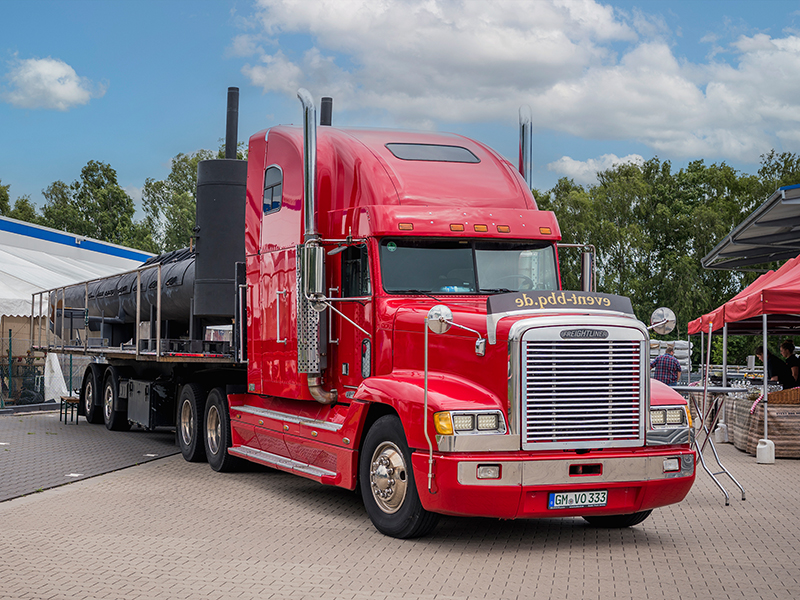Aus einem umgebauten Coca-Cola-Truck wurden kulinarische Köstlichkeiten serviert. Foto: © Nova Hüppe