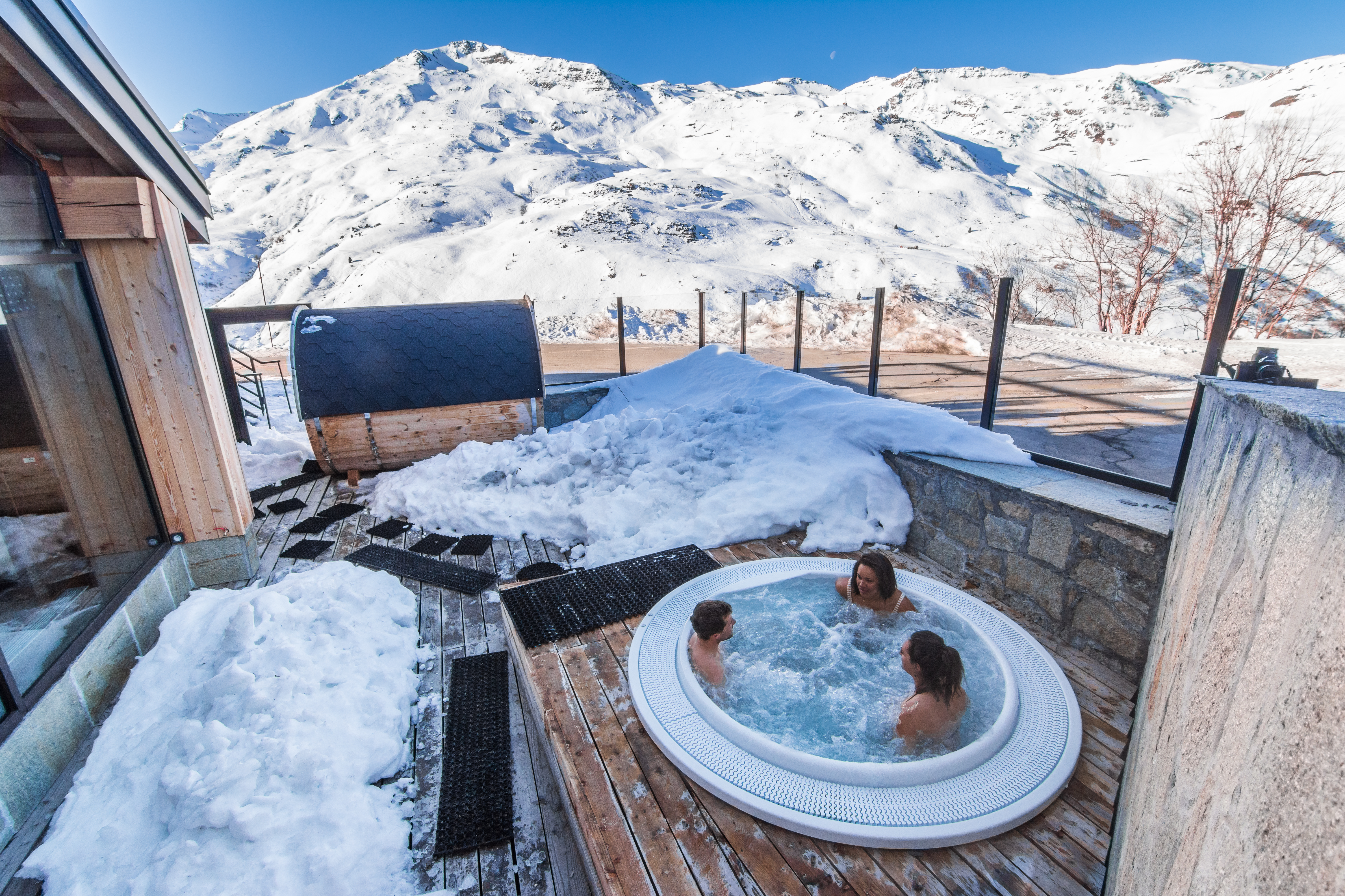 Der Whirlpool bietet einen fantastischen Blick auf die schneebedeckten Berge. Foto: © Vincent LOTTENBERG