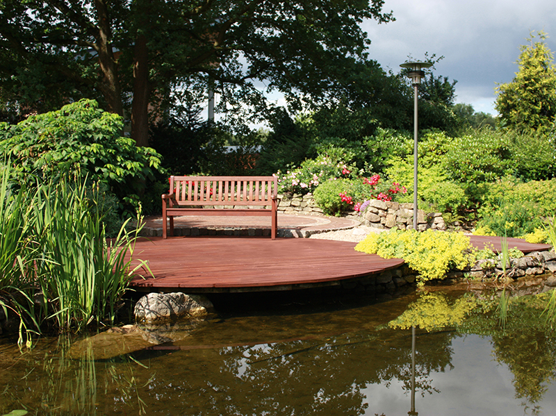 Wasserbasierte Gartenholz-Öle bieten eine gute Langzeitschutzwirkung. Foto: © Remmers, Löningen