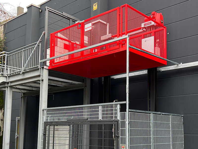Dank ihrer massiven, verzinkten Einhausung mit stabilem Maschinenschutzzaun sind Bediener und Mitarbeiter vor Gefahren geschützt. Foto: © elevatec
