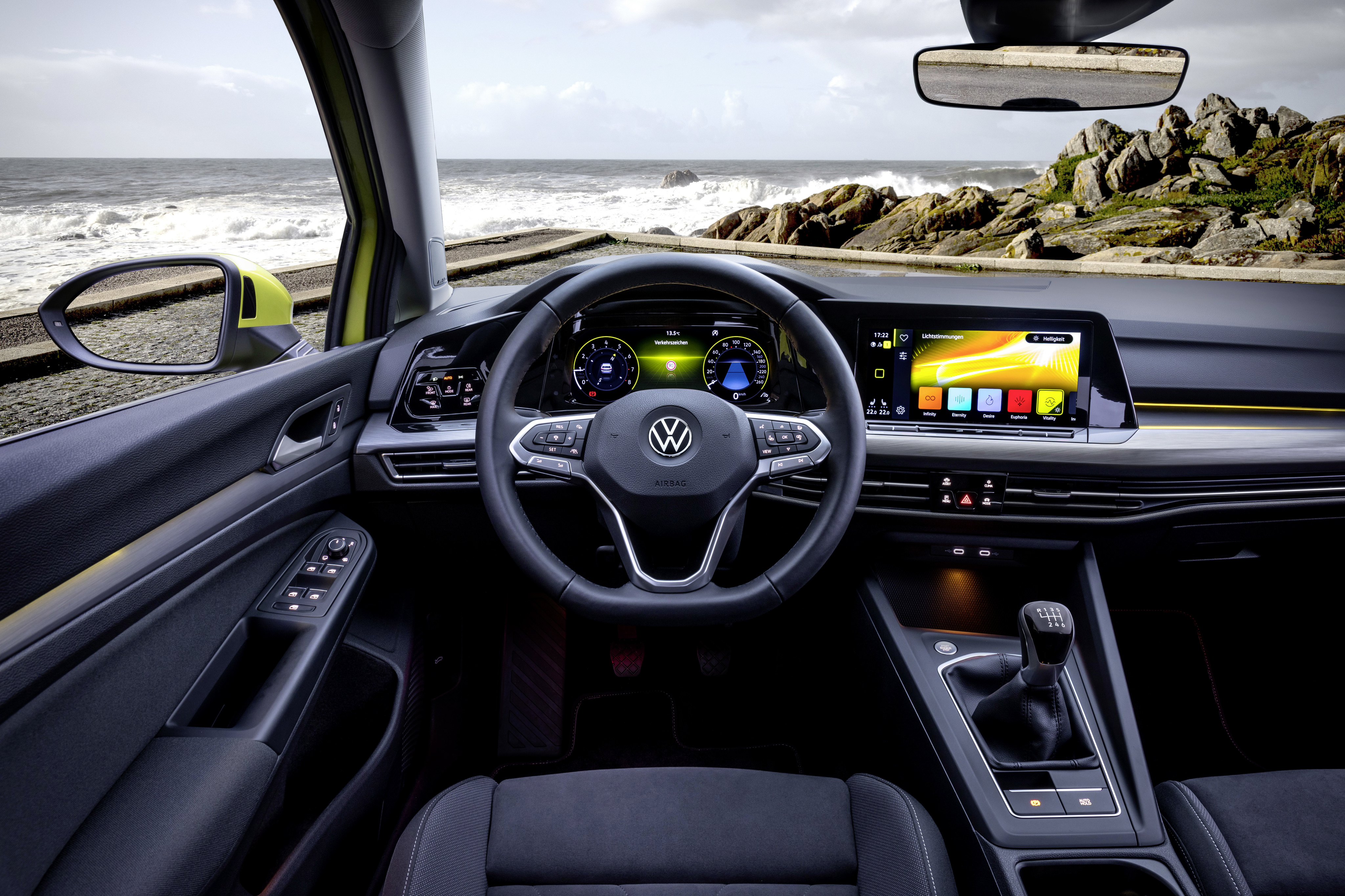 Im Golf der achten Generation dominieren zwei große Displays den Innenraum. Foto: © Volkswagen