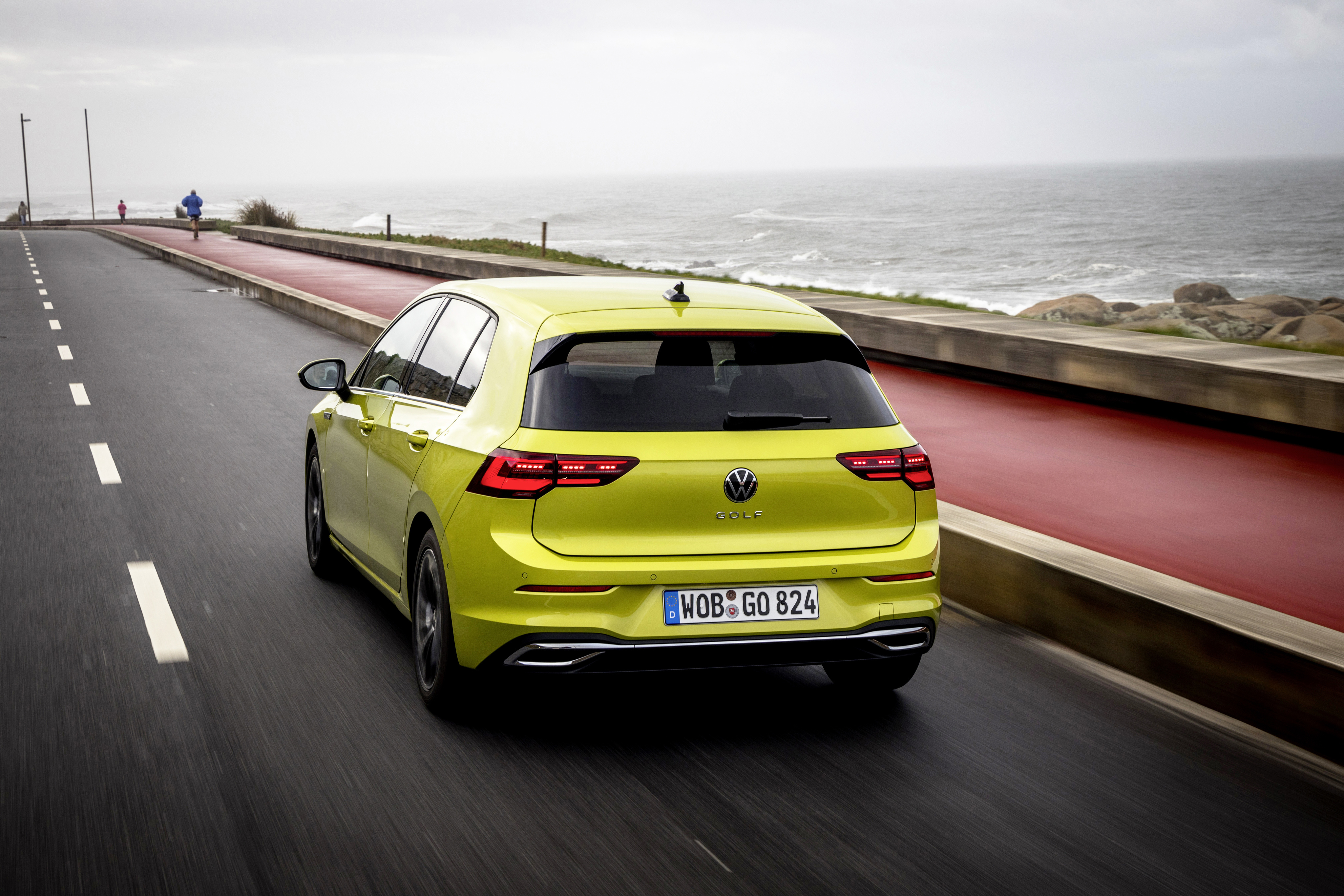 Zukunftsweisend: Der Golf kommuniziert via Car2X demnächst mit anderen Fahrzeugen, um sich gegenseitig vor Gefahren zu warnen. Foto: © Volkswagen