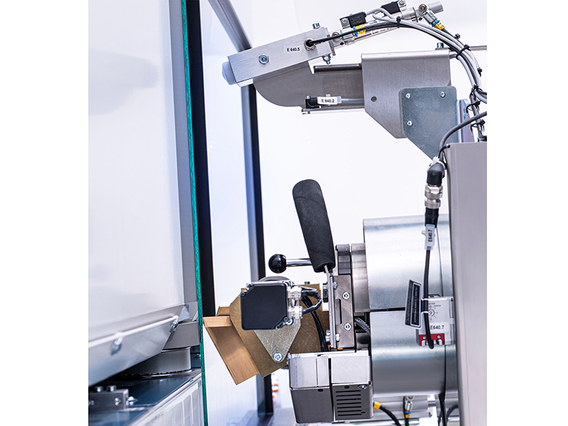 Glaston TPS Applikator zur automatisierten Fertigung von Dünnglas- Isolierglas-Einheiten. Eine neu entwickelte TPS-Produktionslinie minimiert die Belastung des dünnen Mittelglases und reduziert das Bruchrisiko. Foto: © Glaston