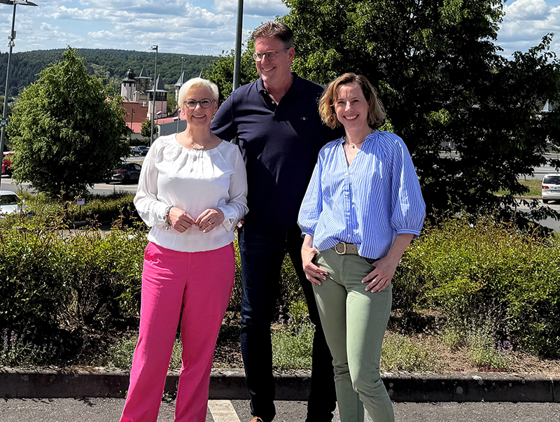 Stefan Korte hat den Vorsitz des Fachausschusses Kommunikation an Eva Krepstekies (r.) übergeben. Marion Fischer (l.) bleibt stellvertretende Vorsitzende. Foto: © IVRSA