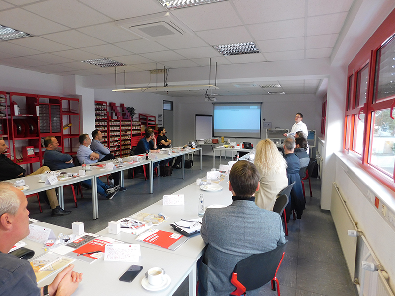 In kleinen Gruppen, wie hier in Köln, erhalten die Teilnehmerinnen und Teilnehmer wertvollen Input für ihren Arbeitsalltag. Foto: © RTS Magazin