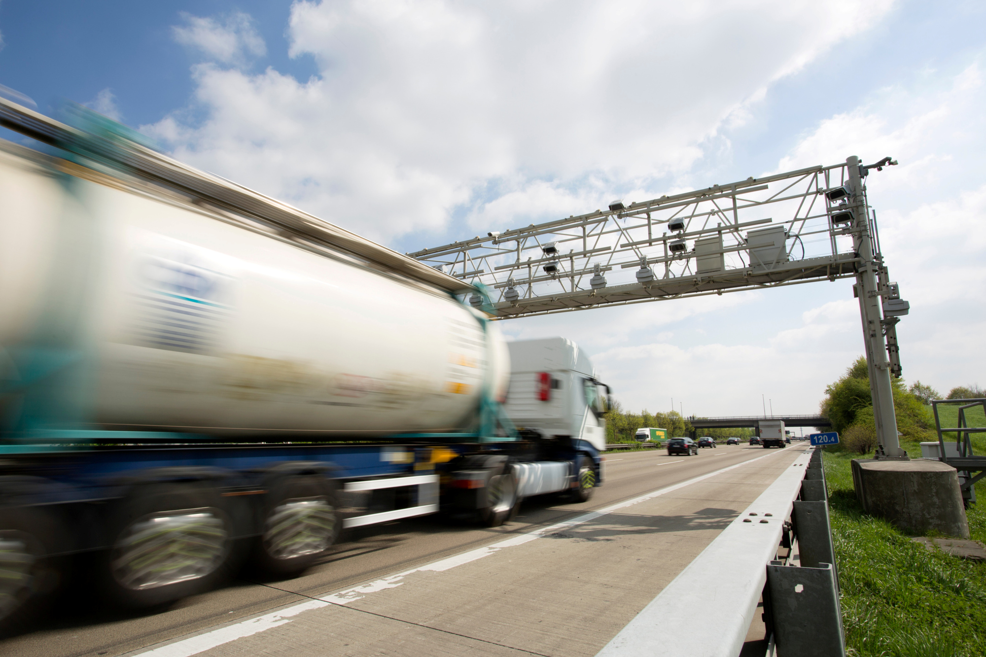 Eine Maut-Kontrollbrücke auf einer Autobahn. Foto: © Toll Collect