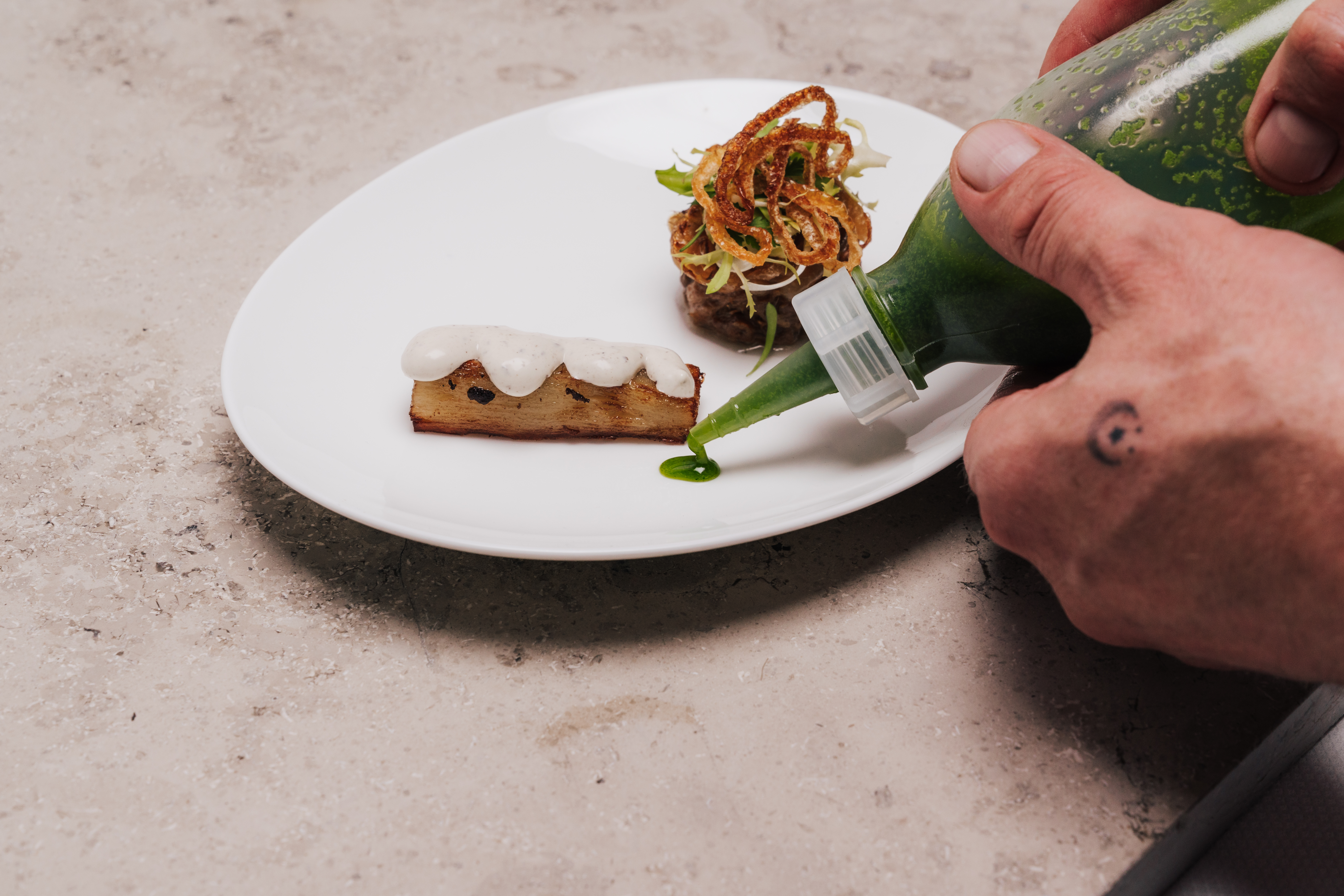 In vielen kleinen Schritten werden die Speisen in der Küche von Felix Gabel zubereitet. Foto: © Hotel Budersand
