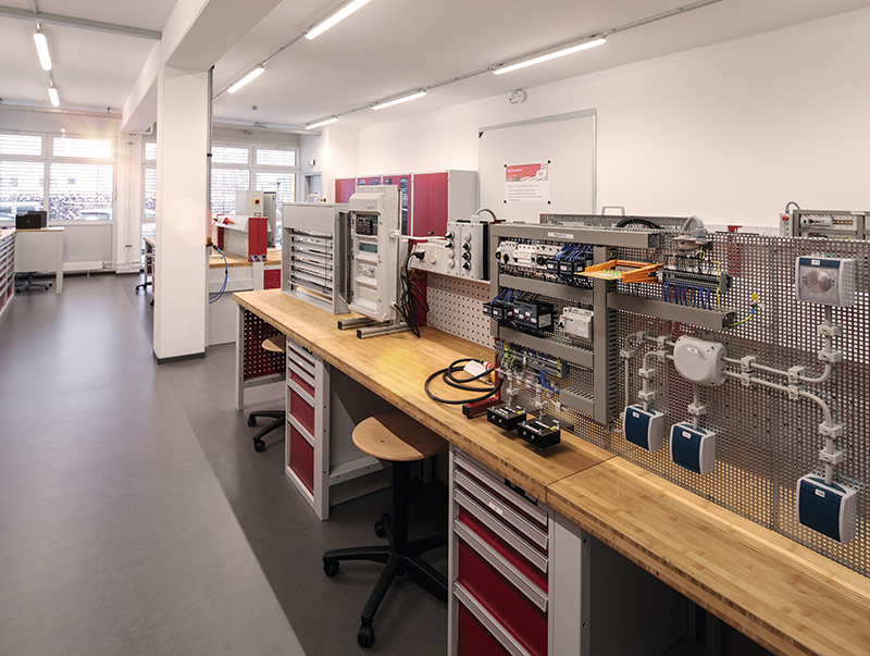 Elektrowerkstatt im Warema Ausbildungszentrum. Foto: © Warema