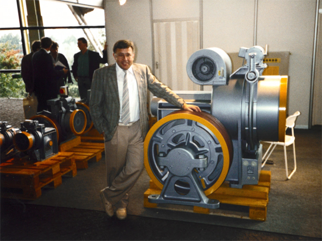 Volker Hübschmann mit Getriebe auf einer der ersten Aufzugsmessen. Foto: © Hübschmann Aufzüge