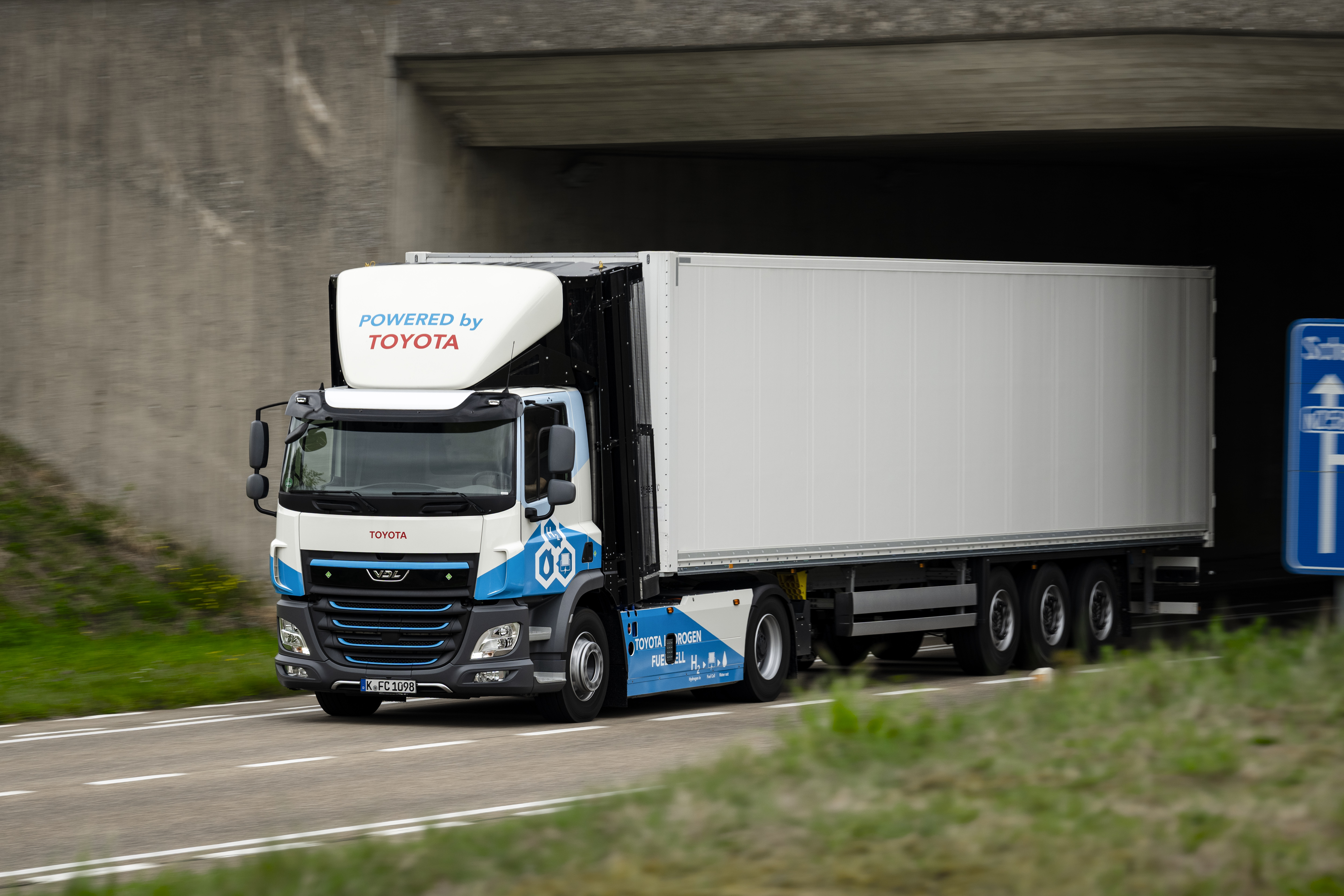 Vier Trucks mit Brennstoffzelle hat Toyota auf Strecken zwischen dem europäischen Zentrallager im belgischen Diest nach Amsterdam, Lille, Rotterdam und Köln eingesetzt. Foto: © Toyota