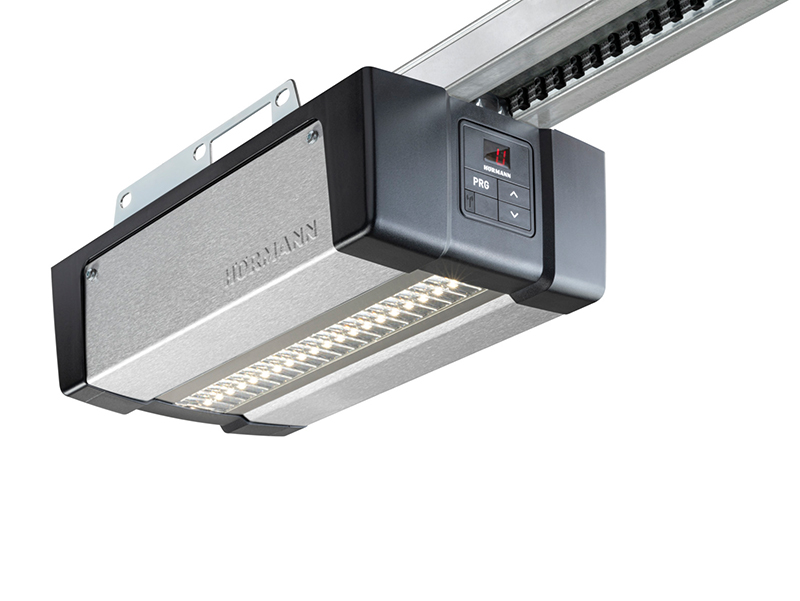 Über eine energiesparende LED-Beleuchtung wird die Garage beim Ein- und Ausfahren ausgeleuchtet Foto: © Hörmann