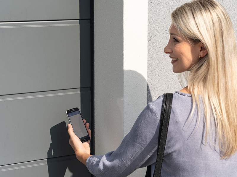 Mit der neuen App lassen sich nun auch Garagentore per Bluetooth öffnen und schließen. Foto: © Hörmann