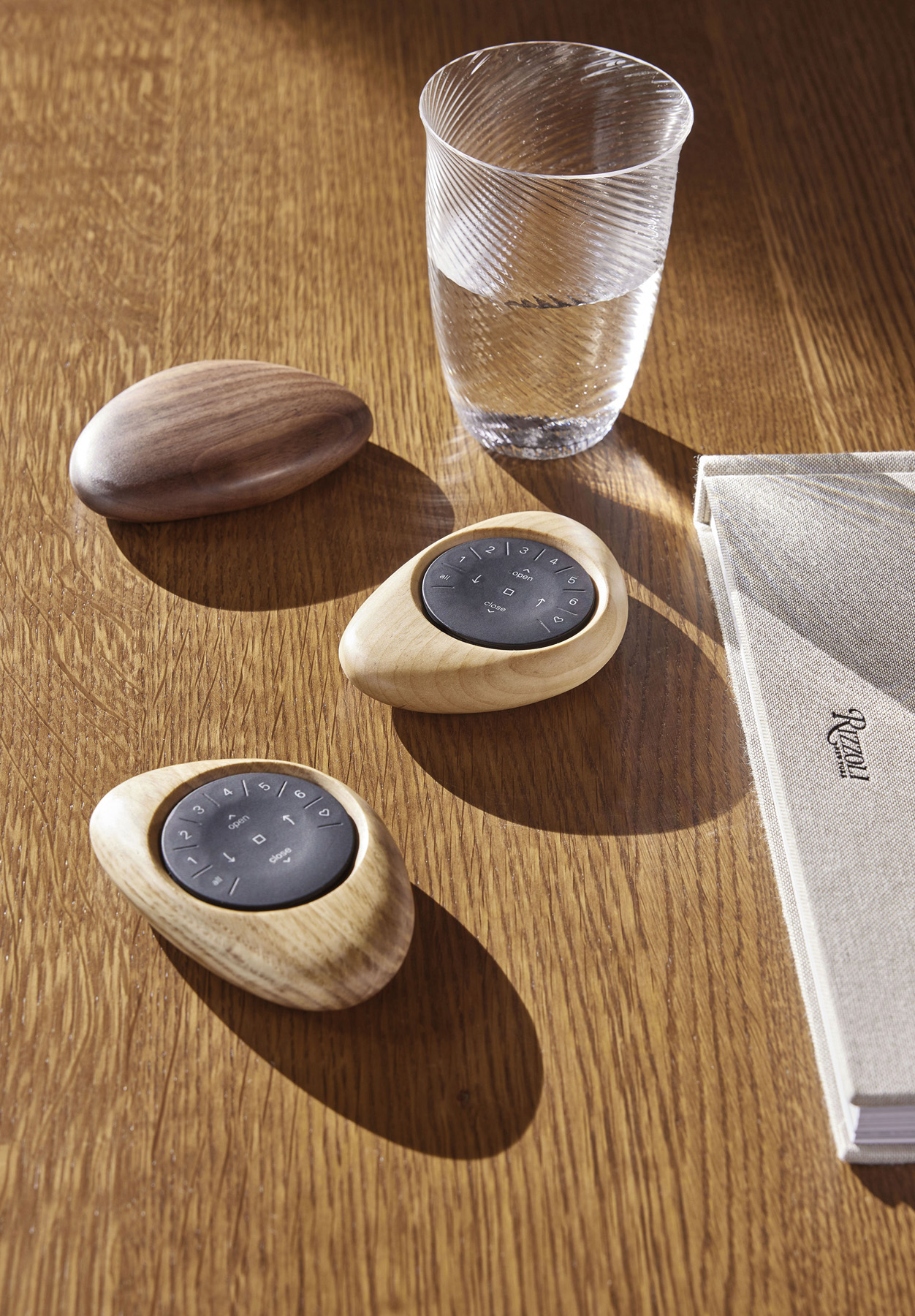 Die stylische Fernbedienung steht in einer Vielzahl an individuellen Farben zur Auswahl. Foto: © Luxaflex