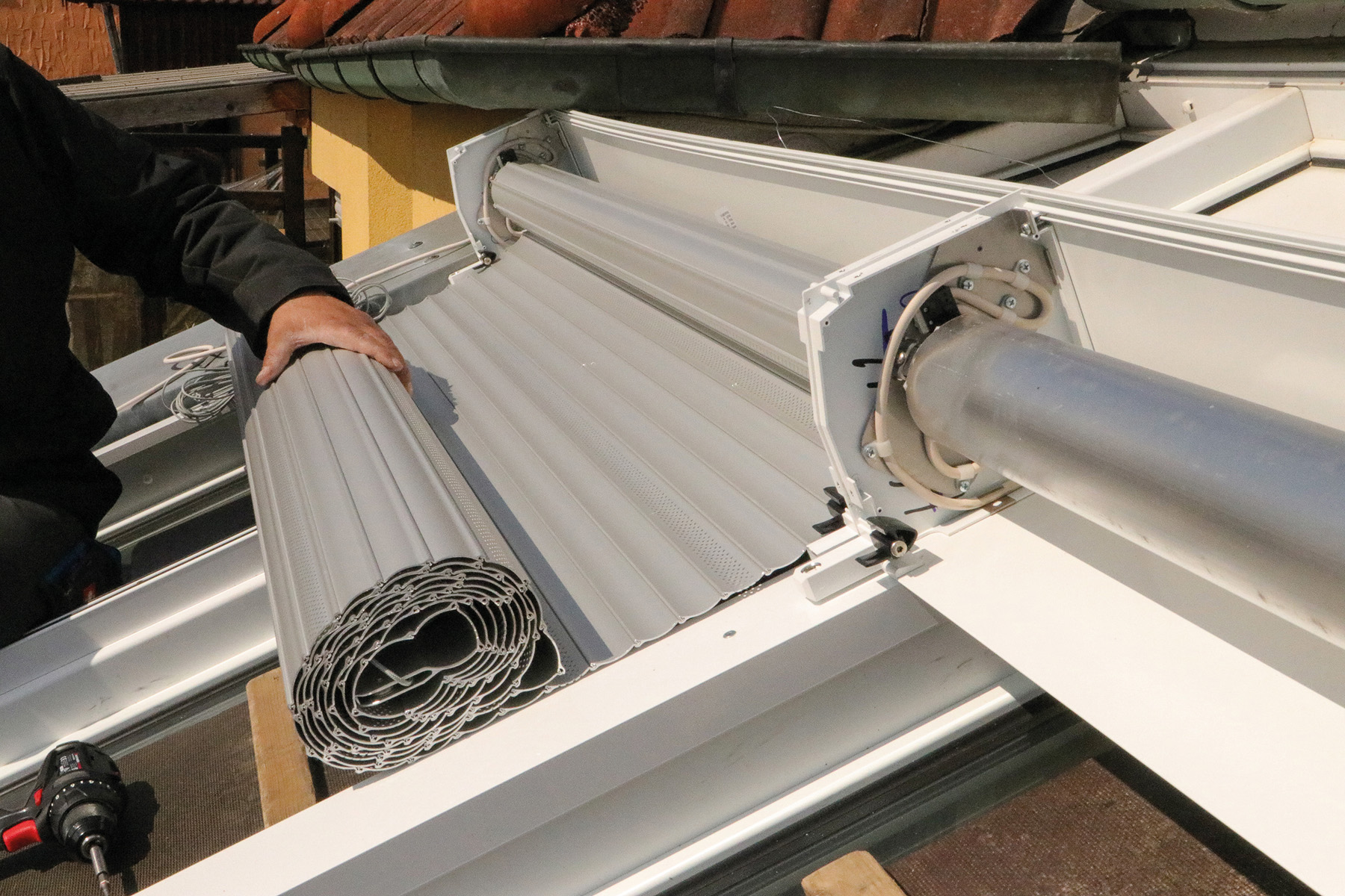 Hier lässt der Montage-Profi den Behang in den Rollladenkasten ein. Foto: © Schanz