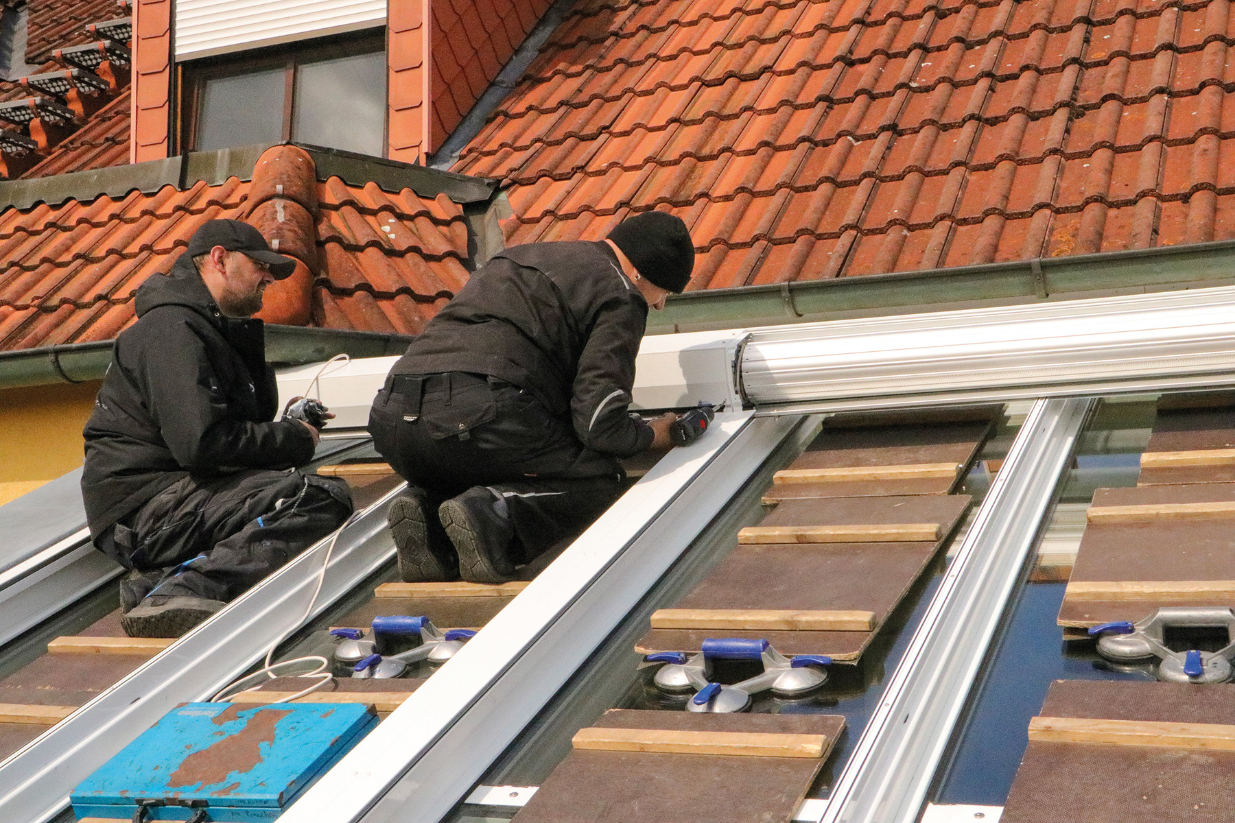 Das Anbringen des Kastendeckels ist bereits der vorletzte Arbeitsschritt. Foto: © Schanz