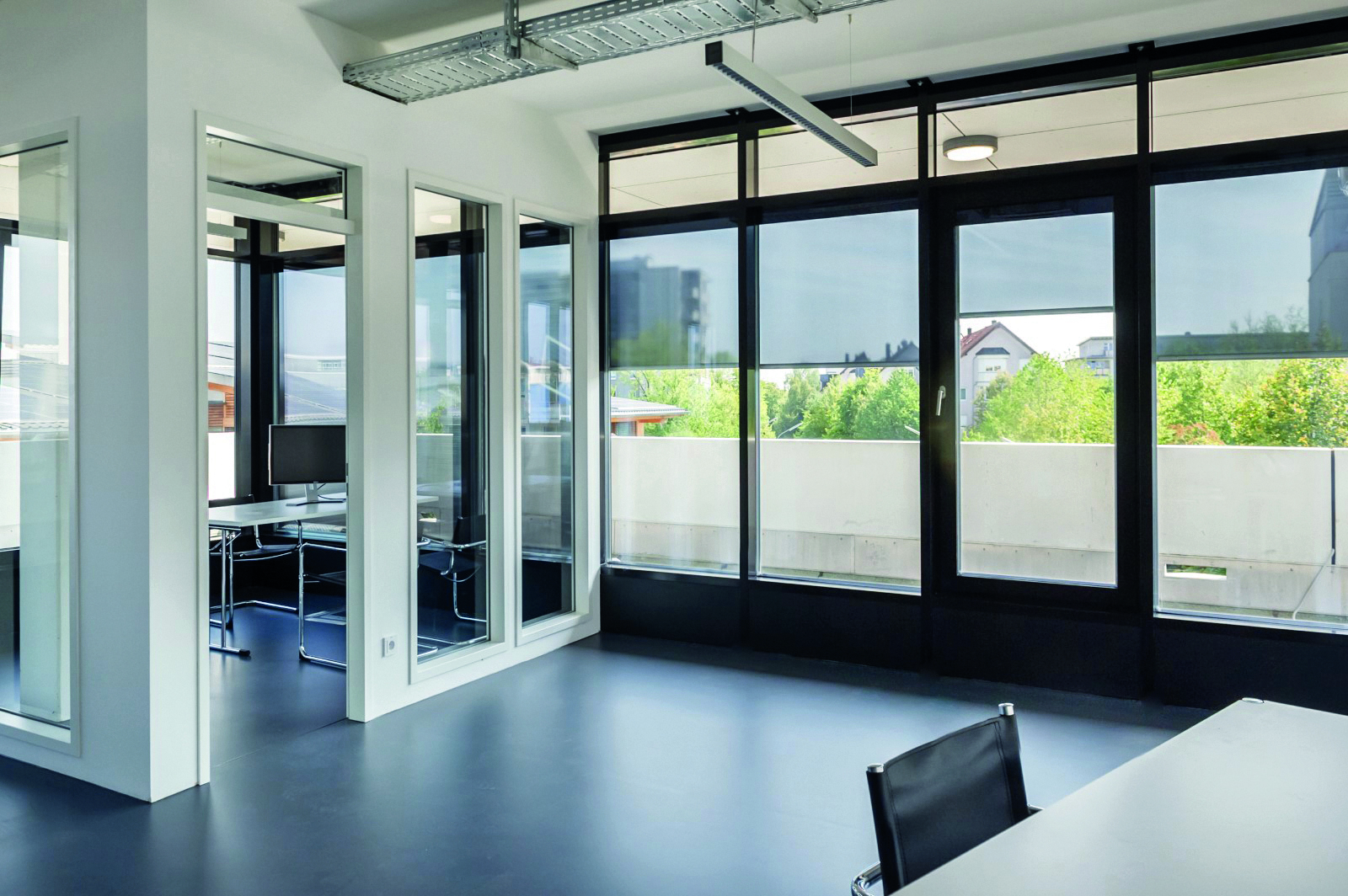 Systeme im Scheiben­zwischen­raum finden Anwendung im Fenster- und Fassaden­bau, dank hoher Flexi­bilität und zahlreichen Varianten. Foto: © Rosenheimer Glastechnik