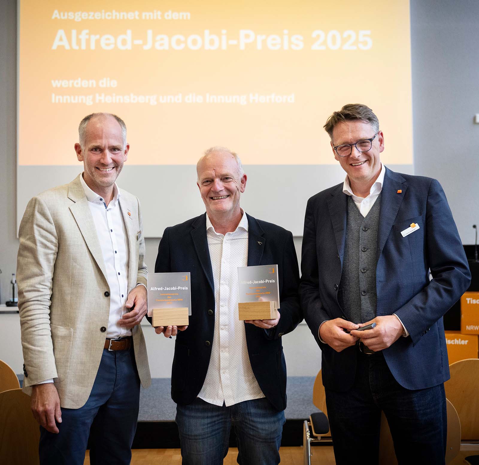Aus den Händen von Tischler NRW-Hauptgeschäftsführer Dr. Johann Quatmann (r.) und Landesinnungsmeister Thomas Klode (l.) nahm Udo Knake vom Obermeister-Trio der Innung Herford den Preis entgegen. Sein Amtskollege Stefan Kraik, Obermeister der Innung Heinsberg, konnte an der Preisverleihung leider nicht teilnehmen. Foto: © Bettina Engel-Albustin