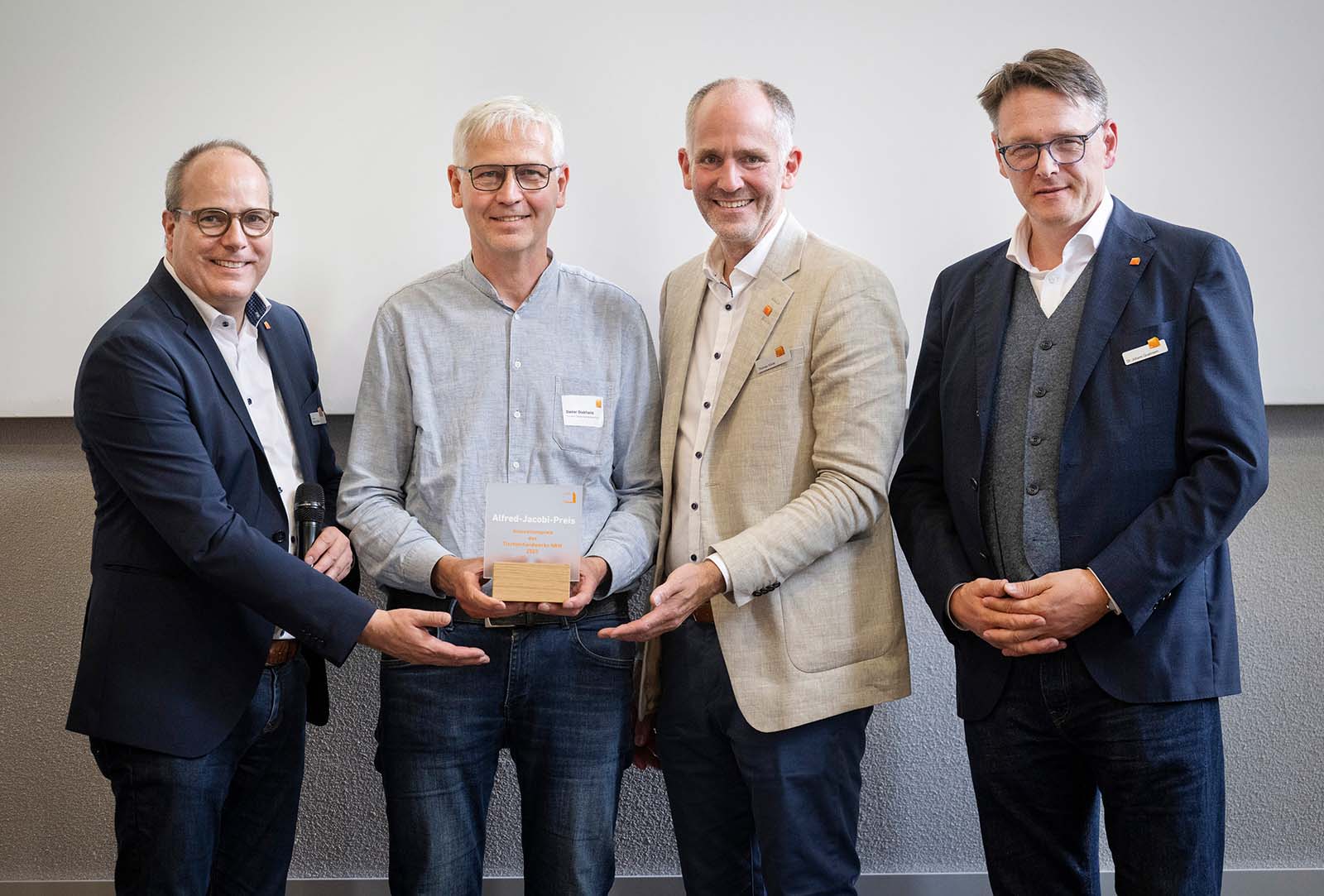 Auszeichnung für den Wettbewerb Nachhaltiges Gesellenstück der Tischler-Innung Gütersloh: der stellvertretende Landesinnungsmeister Markus Köster, Lehrlingswart Dieter Diekhans, Landesinnungsmeister Thomas Klode und Dr. Johann Quatmann, Hauptgeschäftsführer von Tischler NRW (v. l.) Foto: © Bettina Engel-Albustin