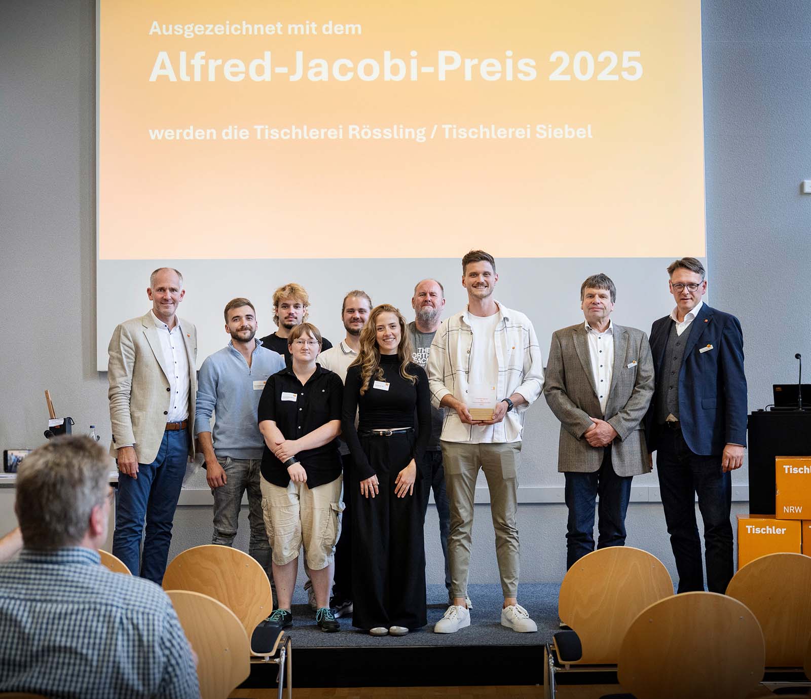 Für die gelungene Betriebsübergabe nahm Max Siebel (3. v. r.) den Alfred-Jacobi-Preis gemeinsam mit seinem Team entgegen. Sein ehemaliger Chef Paul-Gerd Rössling konnte bei der Preisverleihung nicht dabei sein. Foto: © Bettina Engel-Albustin