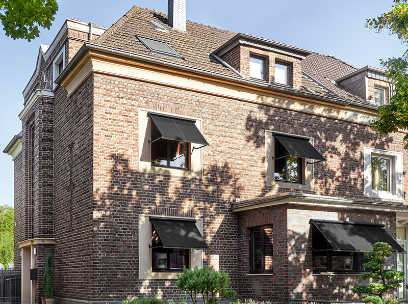 Perfekt in die Architektur von 1927 eingepasst und doch hoch modern: Das Funksystem steuert die Fallarm-Markisen auf Wunsch vollautomatisch. Foto: © Warema