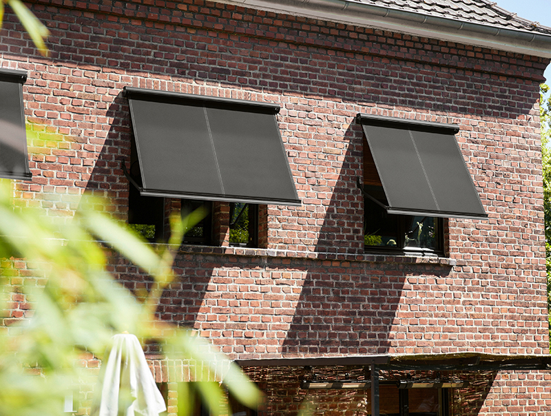 Die schwarzen Markisenstoffe unterstreichen die edle Anmutung der historischen Backsteinfassade. Foto: © Warema