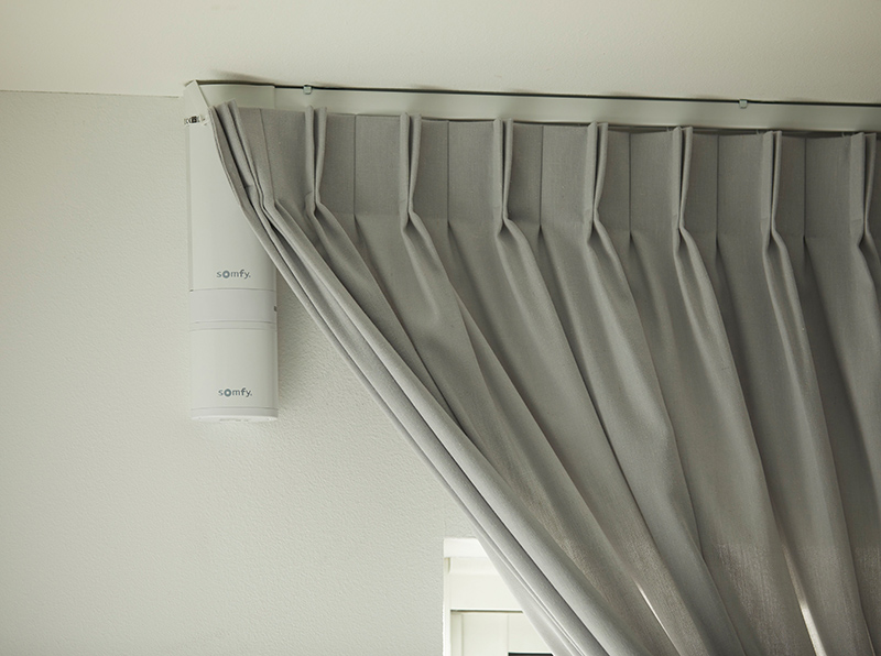 Auch innenliegender Sonnenschutz lässt sich via Funkmotorisierung im Handumdrehen in Smart Home-Lösungen integrieren. Foto: © Somfy