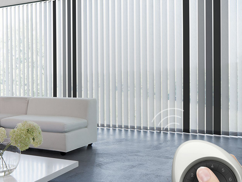 Innenliegender Sonnenschutz lässt sich unkompliziert per Knopfdruck von zu Hause oder unterwegs steuern. Foto: © MHZ