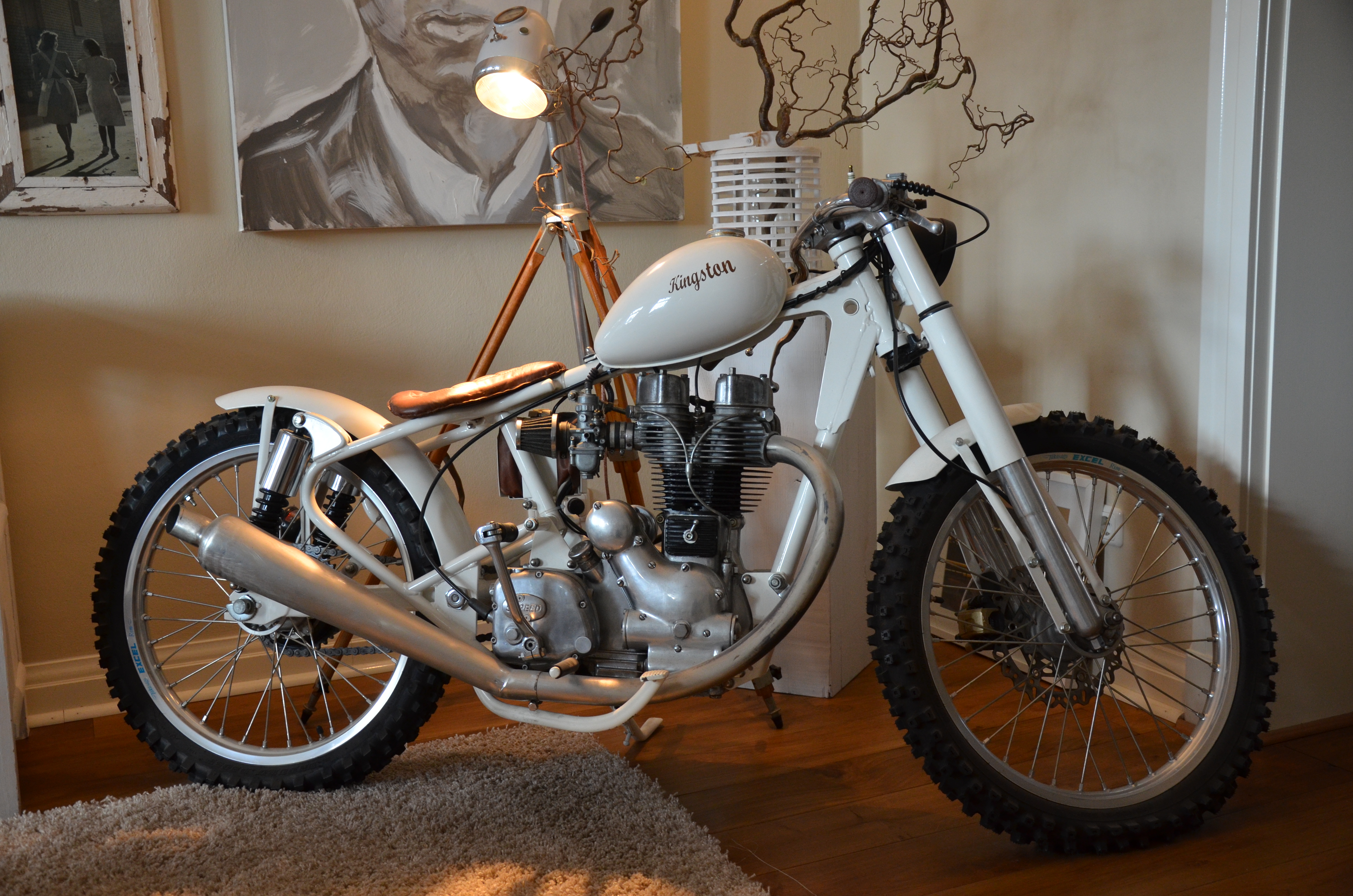 Der Street Tracker Kingston Royal AJS 500 war das erste Custom-Bike von Dirk Oehlerking und ziert heute sein Wohnzimmer. Foto: © Jürgen Ulbrich