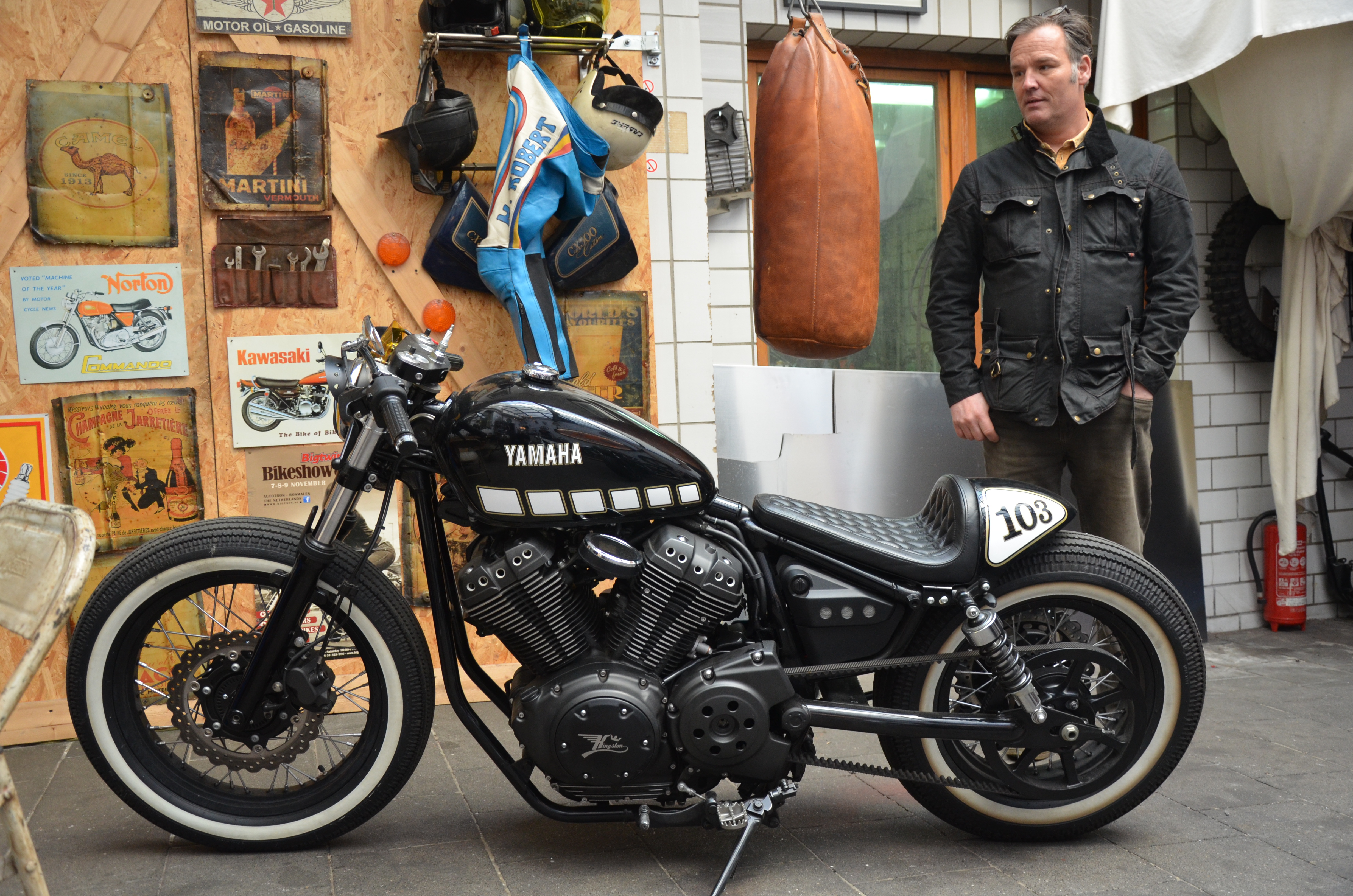 Einst Yamaha-Vertragshändler, entwarf und baute Dirk Oehlerking auch den Cafe-Bobber White Yamaha YARD Build XVS 950. Foto: © Jürgen Ulbrich