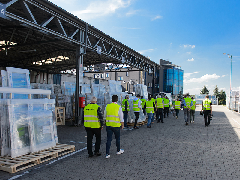 Am ersten Tag des dreitägigen Jubiläums-Events erhielten die Besucher tiefe Einblicke in die Produktion des Werks am Hauptsitz von Oknoplast in Ochmanów. Von dort werden alle Artikel der Marken Oknoplast und Aluhaus produziert und innerhalb Europas ausgeliefert. Foto: © Oknoplast