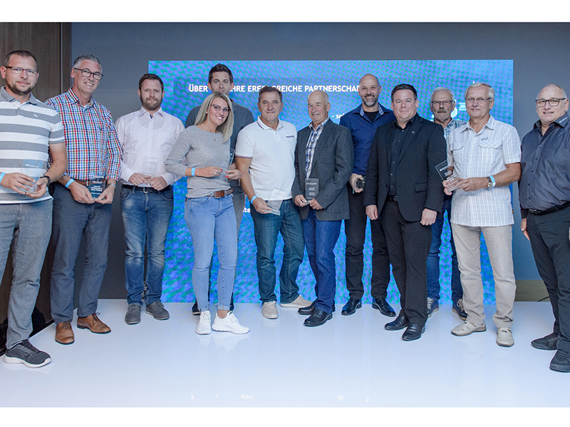 Ausgezeichnete Treue: Im Zuge des Partner-Events würdigte Oknoplast auf einer innerdeutschen Konferenz unter anderem die gute und über zehn Jahre lange Zusammenarbeit mit geladenen deutschen Fachpartnern. Im Zuge dessen erhielten diese im Anschluss auch exklusiv angefertigte Auszeichnungen. Foto: © Oknoplast