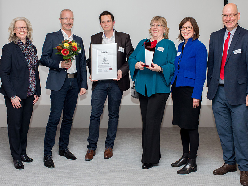 Dr. Petra Rambow-Bertram (Vorsitzende der Gesundheitswirtschaft Hannover e.V., KRH Klinikum Region Hannover GMBH), Thomas Konrad (kfm. Leiter Hanno Werk), Stephan Topel (Leiter Buchhaltung Hanno Werk), Simona Mieles (projektbegleitende Betriebsratsvorsitzende Hanno Werk), Cora Hermenau, (1. Regionsrätin und Dezernentin für Öffentliche Sicherheit, IT-Koordination und EU-Angelegenheiten) und Frank Kettner-Nikolaus, (Geschäftsführer Gesundheitswirtschaft Hannover e.V.) (von links nach rechts) bei der Vergabe des Vorsprung!-Preises, ausgelobt vom Branchennetzwerk Gesundheitswirtschaft Hannover e.V. Foto: © Gesundheitswirtschaft e.V.