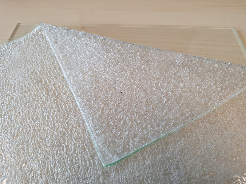 Nach dem VSG-Trennverfahren erhält man intakte Glasscheiben und große, von Glasstaub freie Folienstücke. Foto: © Dr.-Ing. Miriam Schuster, TU Darmstadt