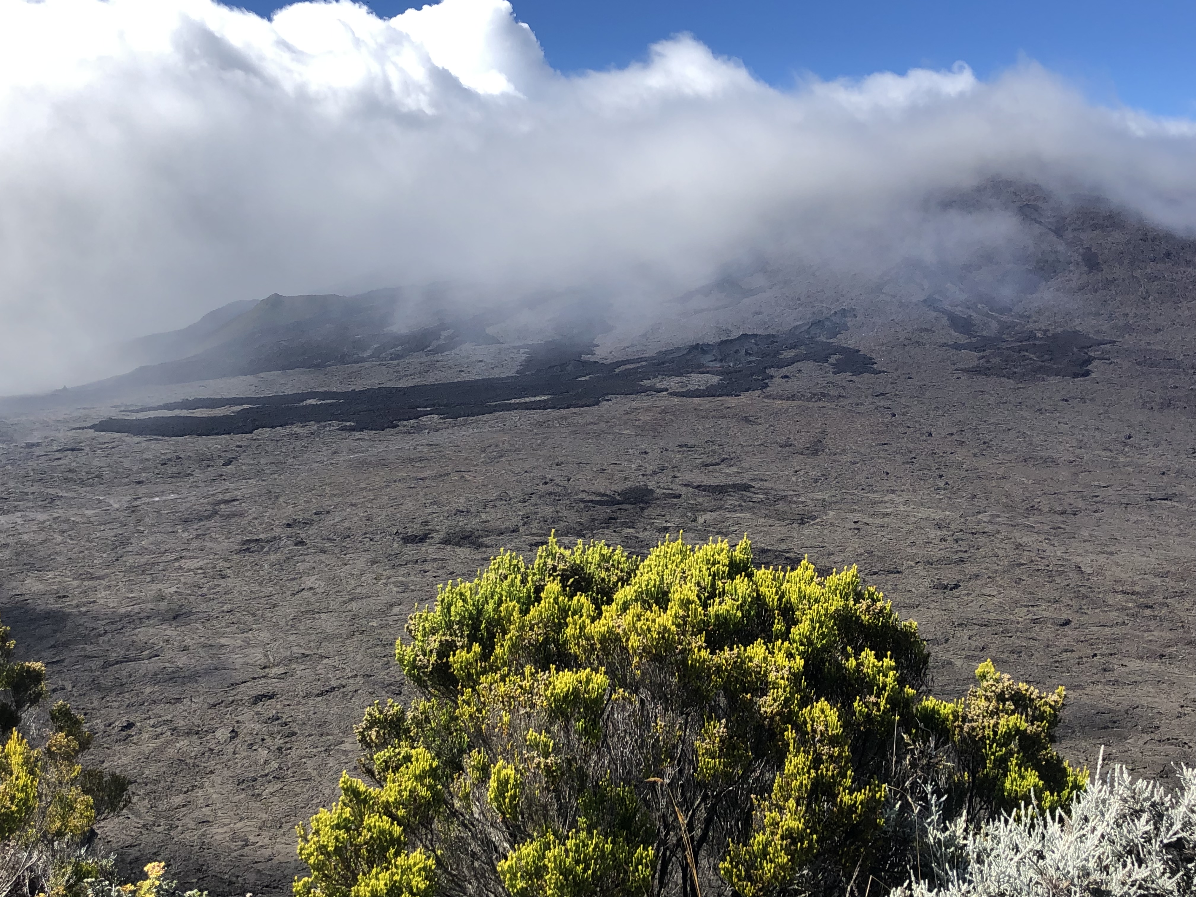 Beeindruckend: Die Plaine des Sables erinnert an eine friedliche Mondlandschaft. Eine Wanderung durch die Schlackewüste ist eine bleibende Erinnerung. Foto: © DHB