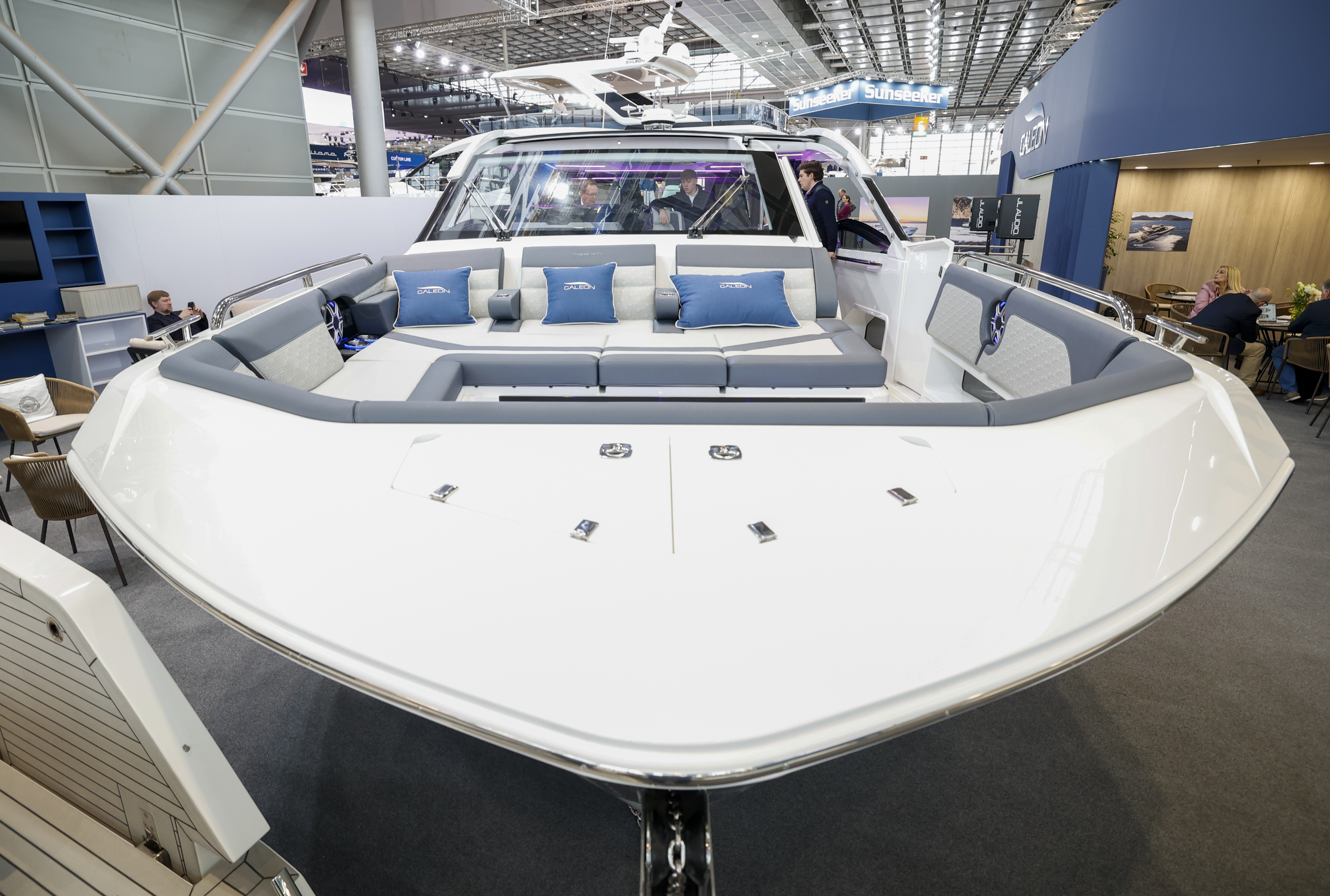 Gleich zwei Hallen widmen sich den Luxusyachten. Foto: © Messe Düsseldorf/ctillmann