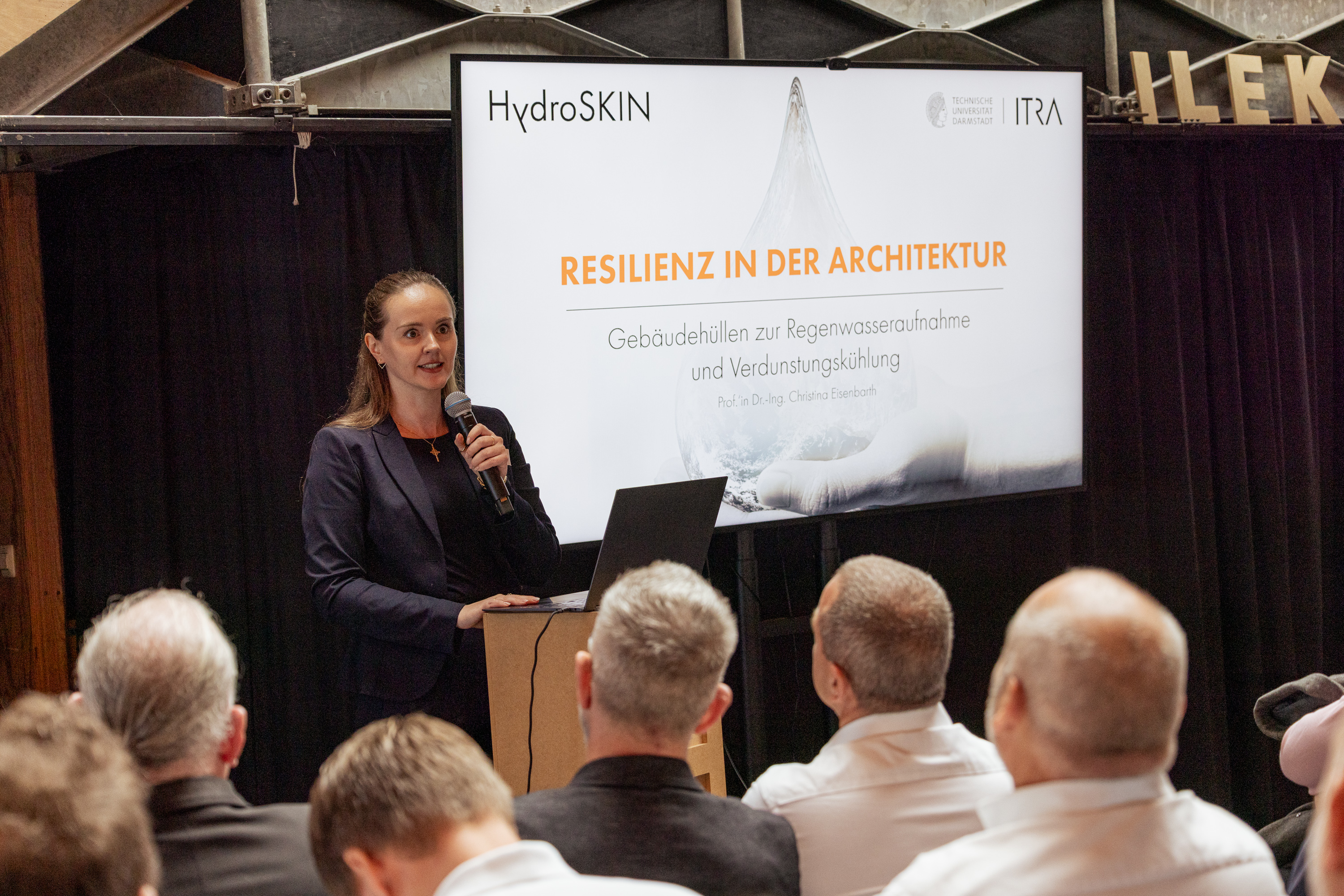 Prof.‘in Dr.-Ing. Christina Eisenbarth (TU Darmstadt) stellte mit HydroSKIN ein textilbasiertes Fassadensystem zur Regenwassernutzung und Verdunstungskühlung vor. Foto: © FVHF/Dennis Neuschaefer-Rube