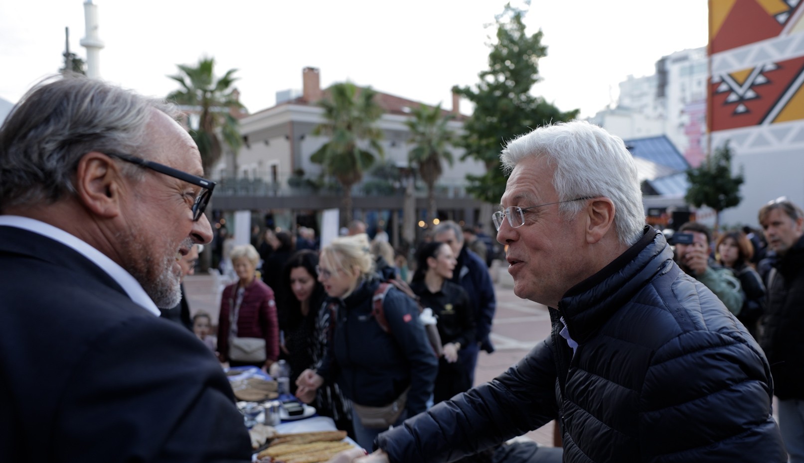 Hauptgeschäftsführer Ralf Hellrich (links) tauschte sich mit Botschafter Karl Bergner auf dem Fest der Deutschen Botschaft in Tirana aus. Foto: © HwK Koblenz