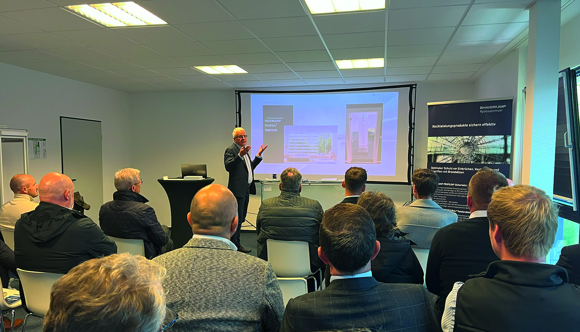 Gründer und Geschäftsführer Ulrich Haverkamp stellte den Besuchern die Neuentwicklungen des Unternehmens vor, darunter auch die in eigens entwickelten schaltbaren Folien der smart-technology-Reihe. Foto: © HAVERKAMP