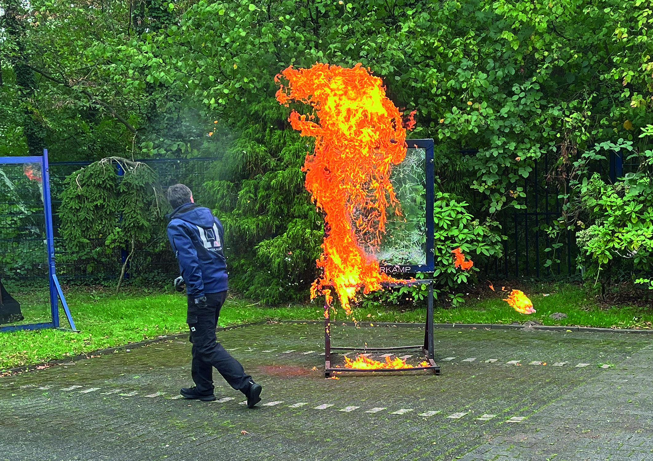 Unter anderem bei einem Bewurf mit einem Brandsatz demonstrierte HAVERKAMP den ViS-Besuchern, wie widerstandsfähig Verglasungen mit installierter Hochsicherheitsfolie PROFILON® werden können. Foto: © HAVERKAMP