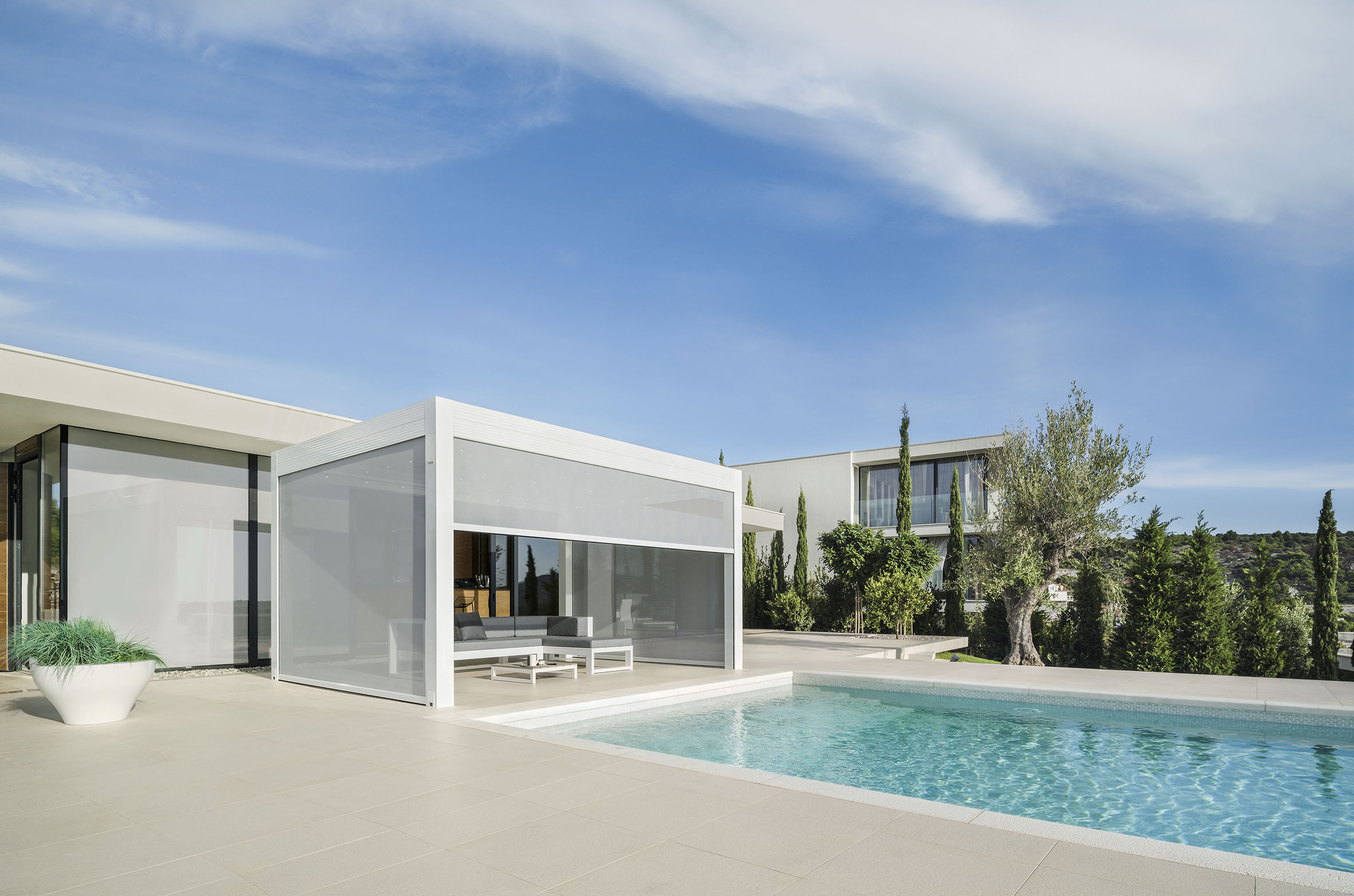 Spezielle Zip-Screens schützen in den warmen Monaten vor direkter Sonne und UV-Strahlen. Foto: © Gibus