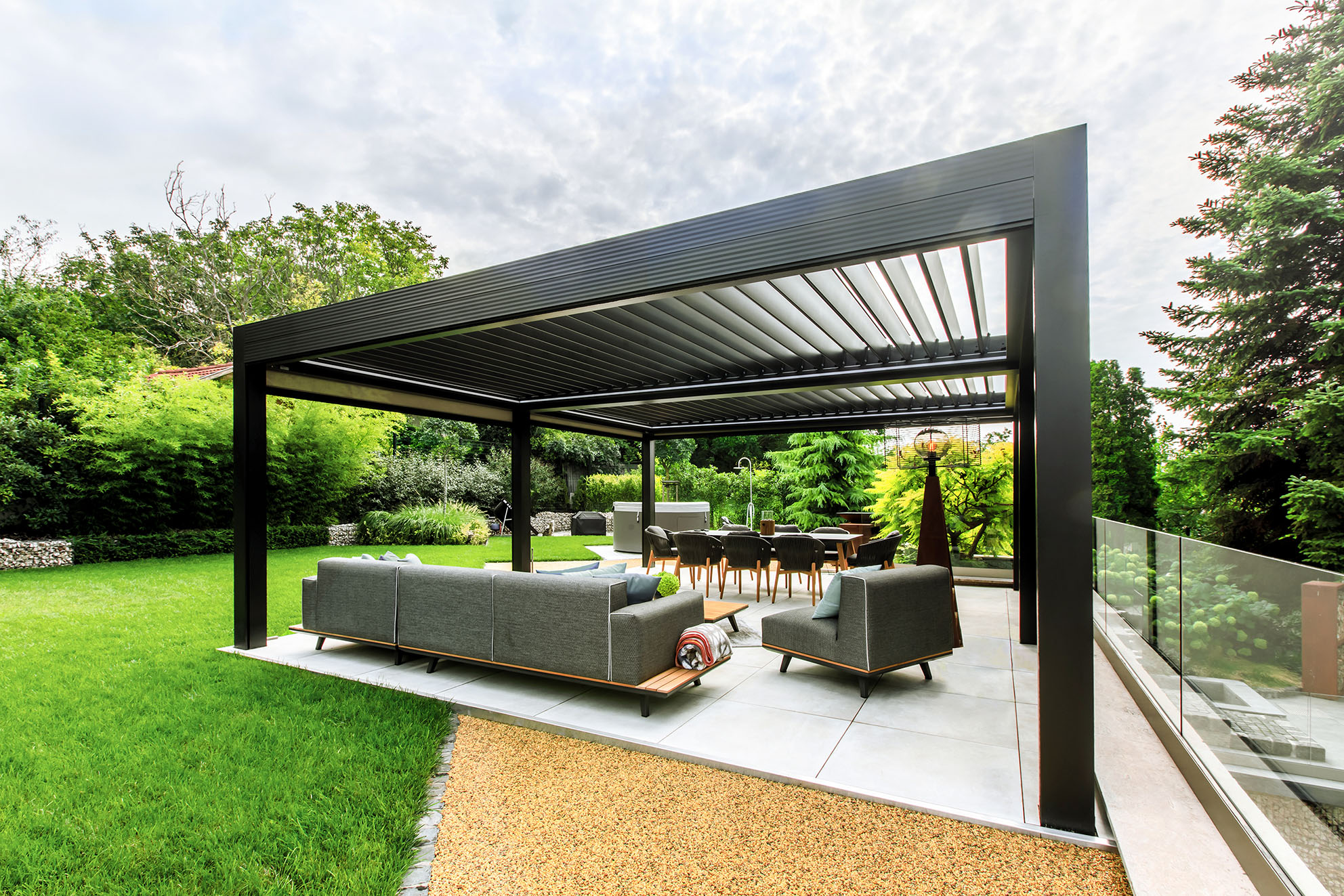 Das Lamellendach reagiert dank integrierter Sensoren automatisch auf Wetterveränderungen. Foto: © Gibus