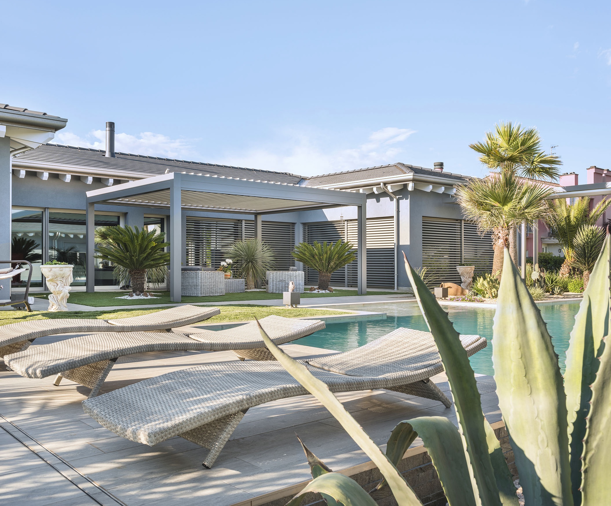 Das Lamellendach lässt sich mit einer Reihe von Zusatzelementen individuell anpassen, die den Komfort im Außenbereich nochmals deutlich steigern. Foto: © Gibus