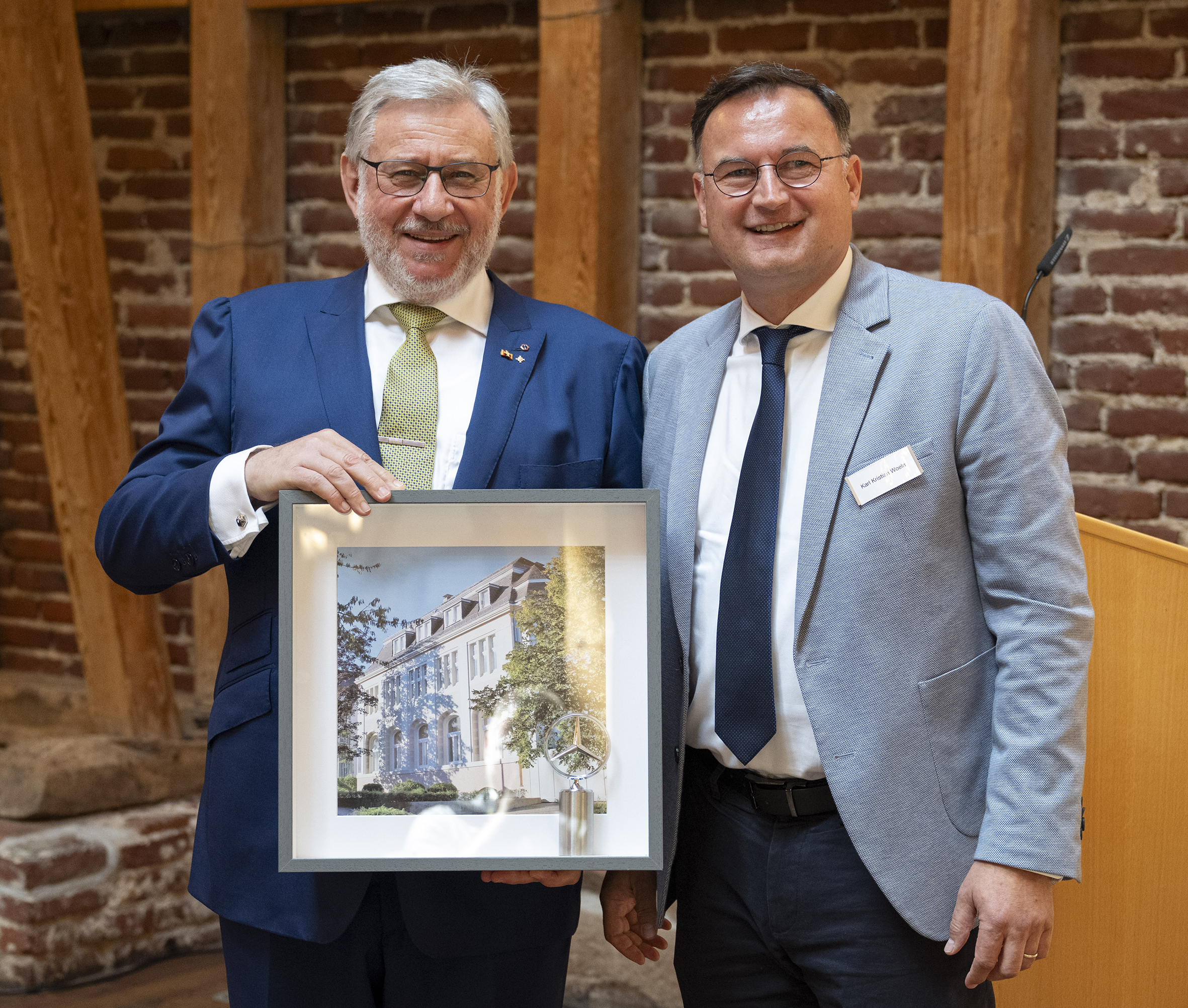 Karl Kristian Woelm überreichte Wolf Hoppe ein Geschenk des Fachverbands Schloss- und Beschlagindustrie. Foto: © Hoppe