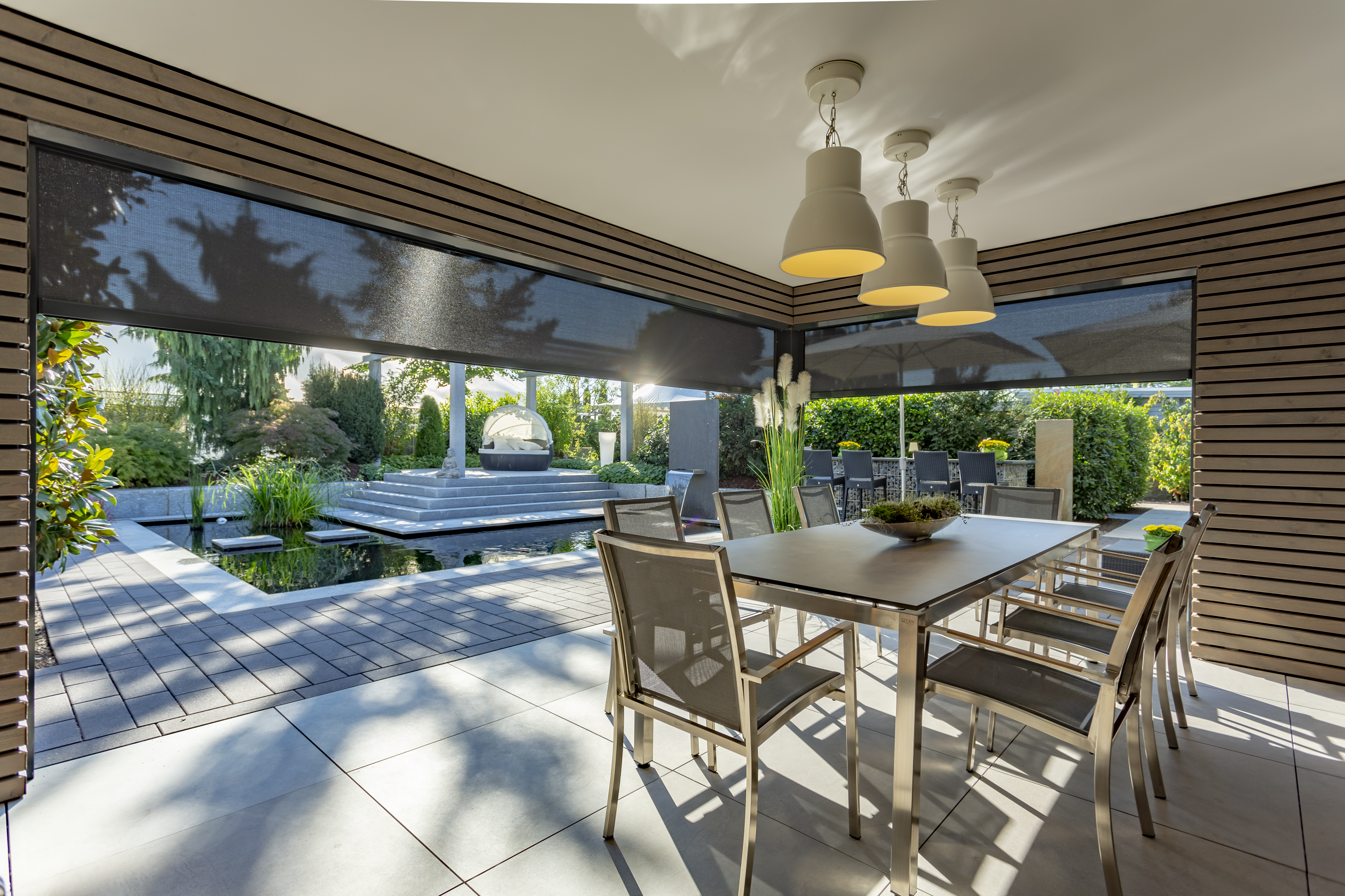 Um jederzeit ein angenehmes Raumklima zu haben, ist ein Sicht- und Sonnenschutz bspw. in Form einer eingebauten Senkrechtmarkise in den Fenstern sowie auch beim Dachüberstand unerlässlich. Foto: © Westerhoff