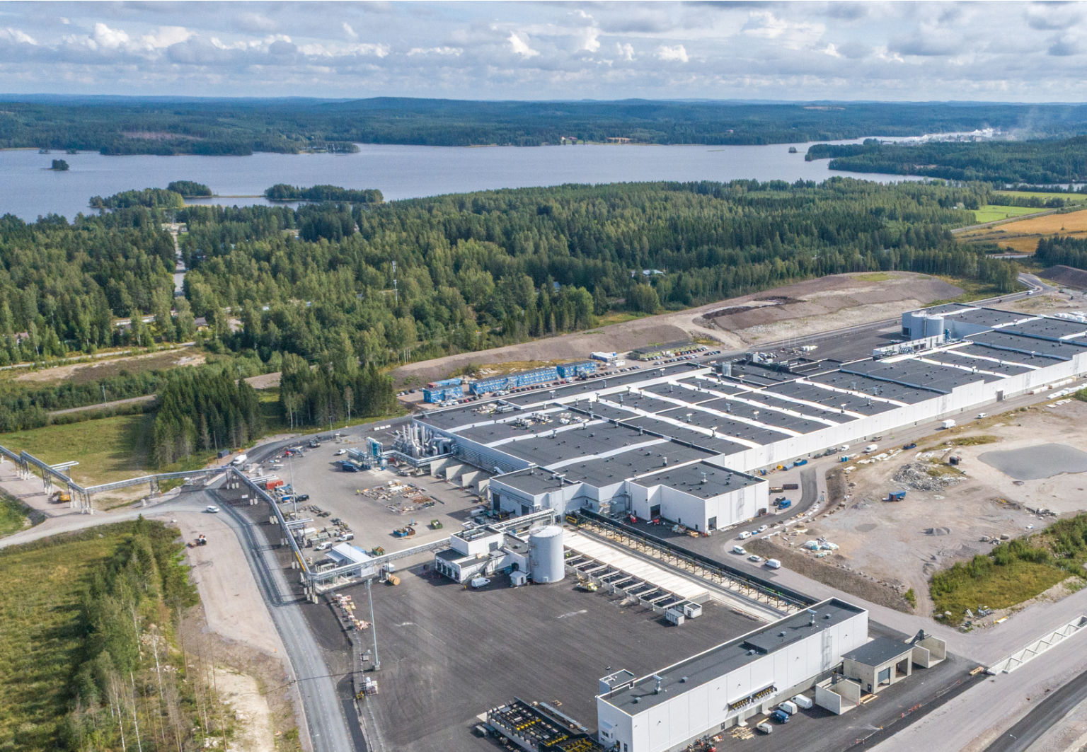 Mit dem neuen Werk in Äänekoski setzt Metsä Wood auch in einem schwierigen Marktumfeld ein klares Signal und stärkt die Zukunft des Holzbaus mit Kerto LVL. Foto: © Metsä Wood